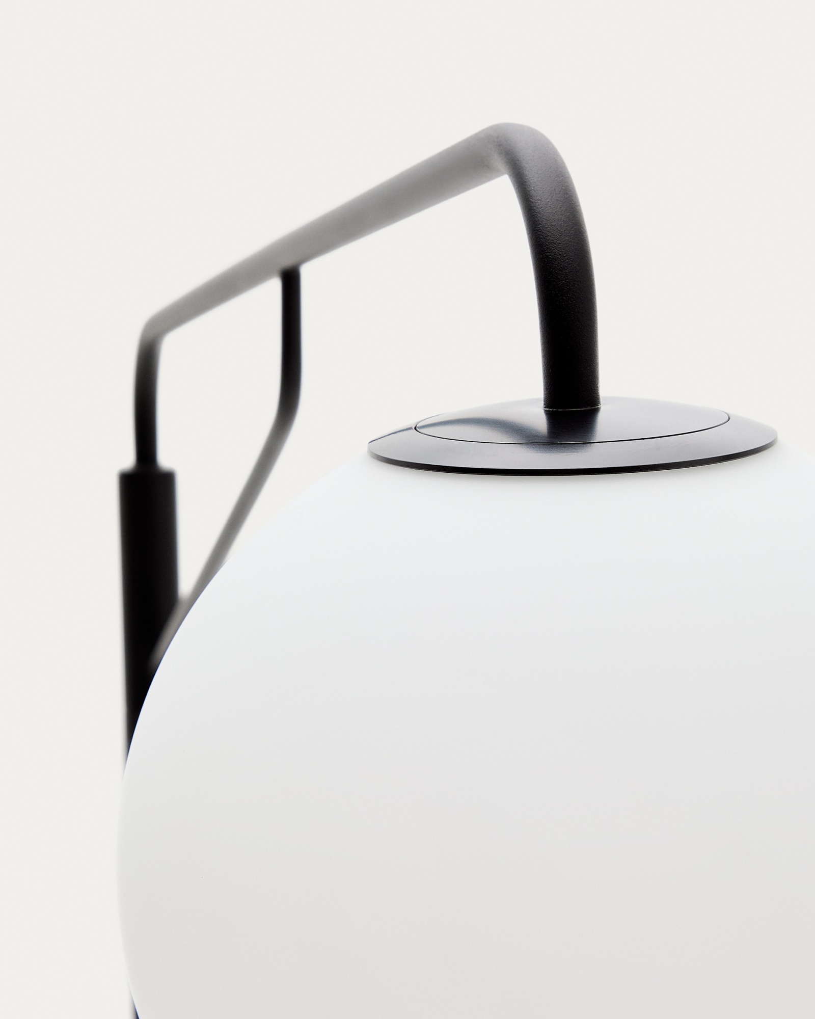 Торшер Eilo из черной стали с плафоном из матового стекла La Forma (ex Julia Grup)