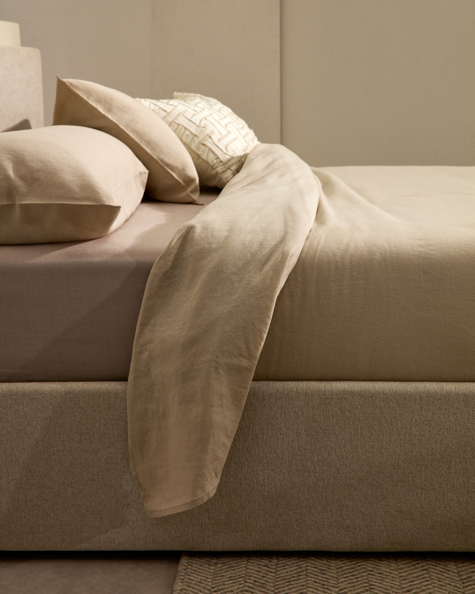 Кровать Nahiri бежевого цвета из шенилла с ящиком для хранения 160 x 200 см La Forma (ex Julia Grup)