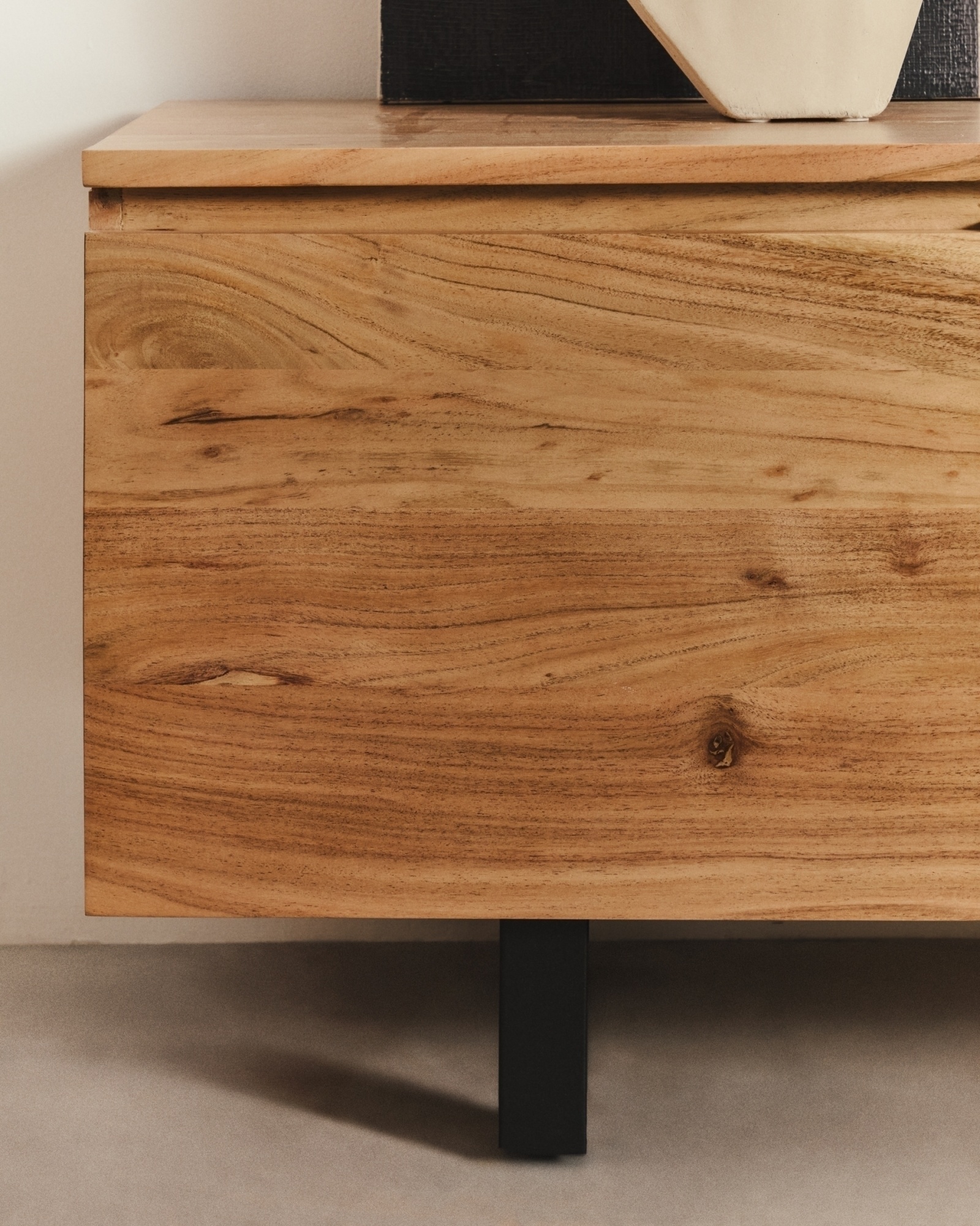 Тумба под телевизор Uxue с 4 дверцами из массива акации с беленой отделкой 200 x 58 см La Forma (ex Julia Grup)