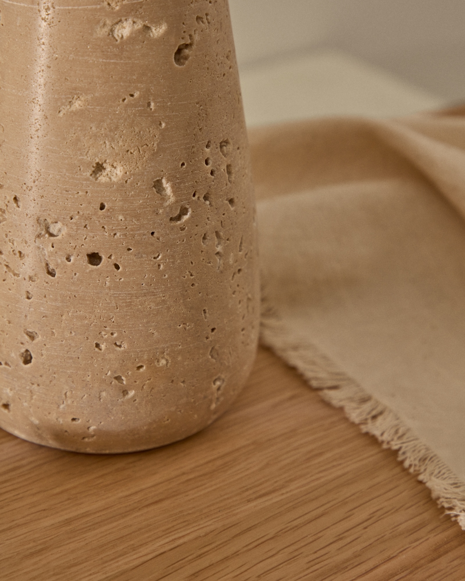 Маленький подсвечник из бежевого травертина Magan La Forma (ex Julia Grup)