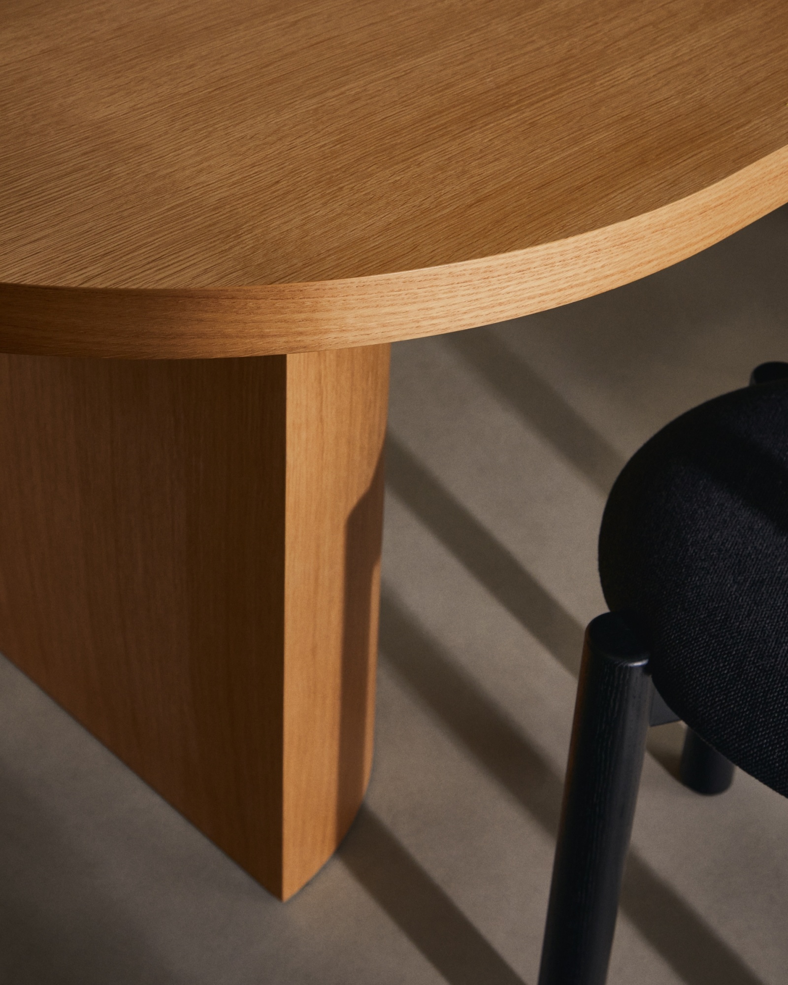 Стол Nealy с дубовым шпоном в натуральной отделке, 200 x 100 см La Forma (ex Julia Grup)