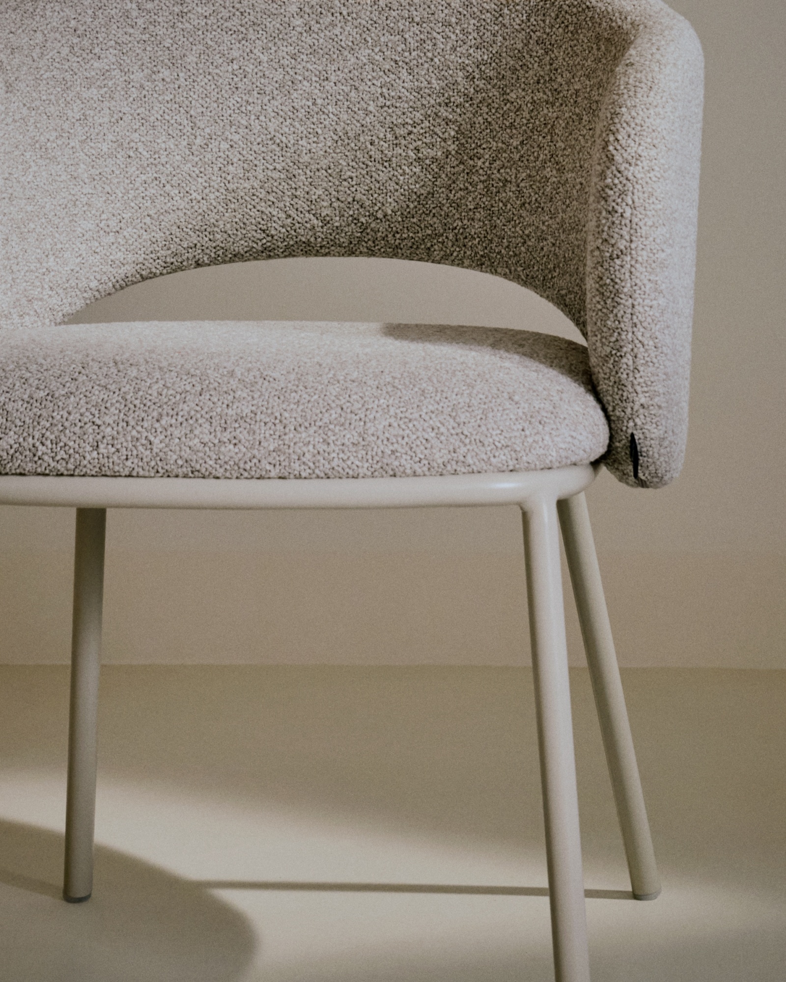 Стул Maina из плотной бежевой шенилловой ткани и стальными ножками бежевого цвета La Forma (ex Julia Grup)