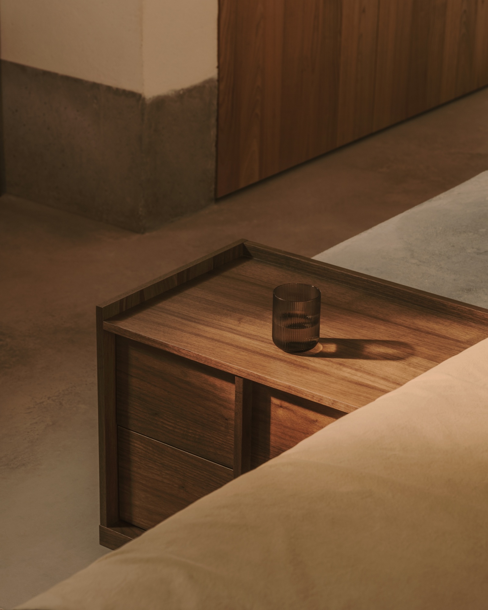 Прикроватная тумбочка Onix 2 ящика шпон ореха в темной отделке 60 x 59 см La Forma (ex Julia Grup)