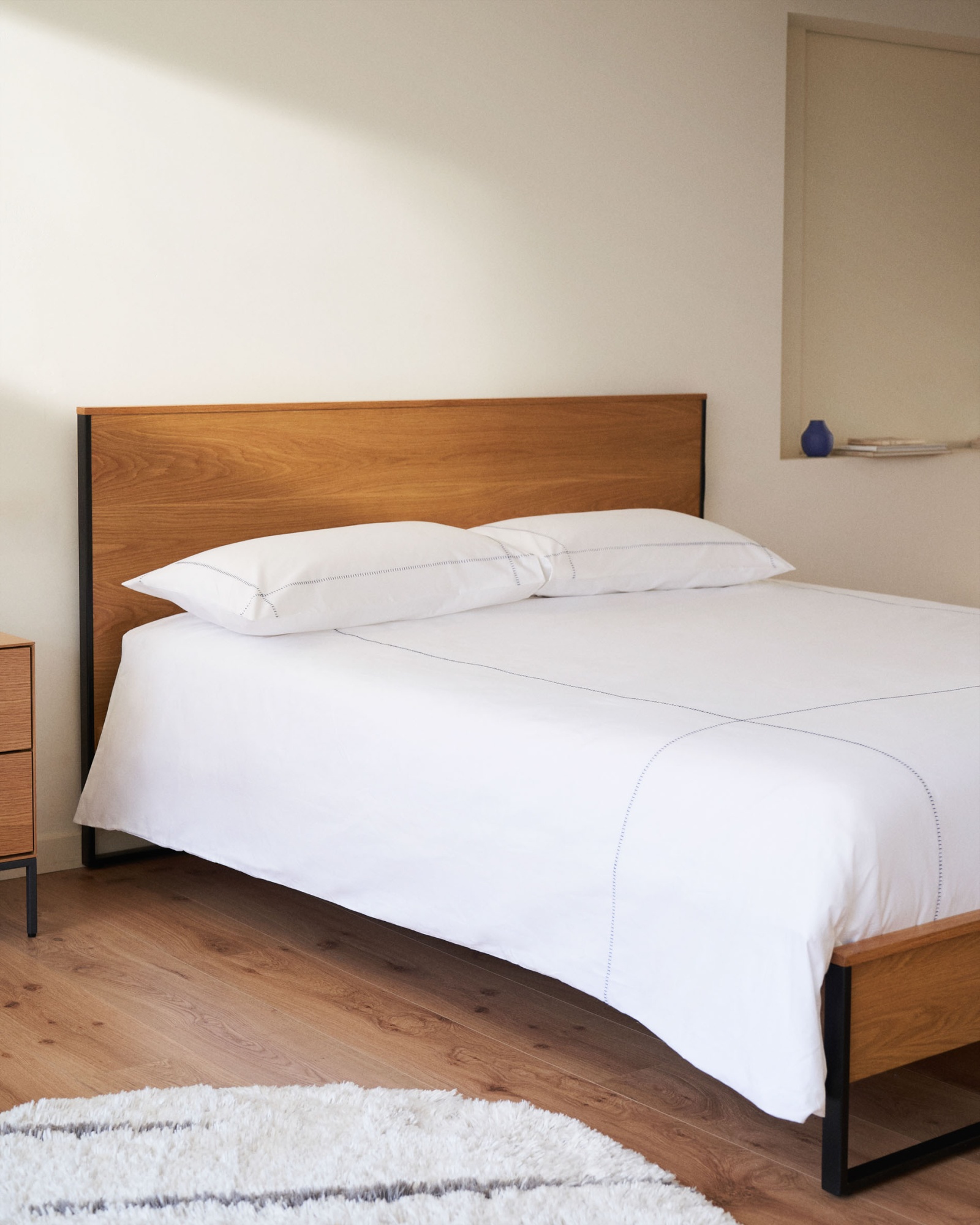 Taiana Кровать из шпона дуба со стальными ножками в черной отделке 160 x 200 см La Forma (ex Julia Grup)