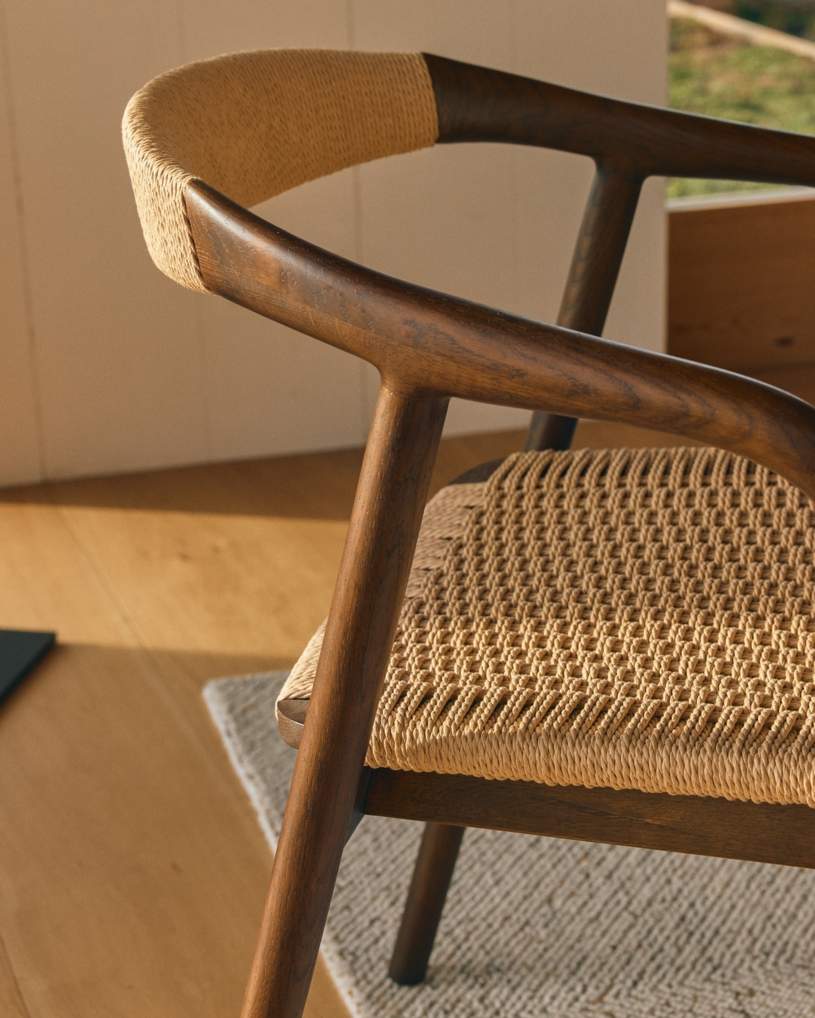 Уличный стул Derile из массива дуба в отделке орех и бежевой веревки La Forma 481903