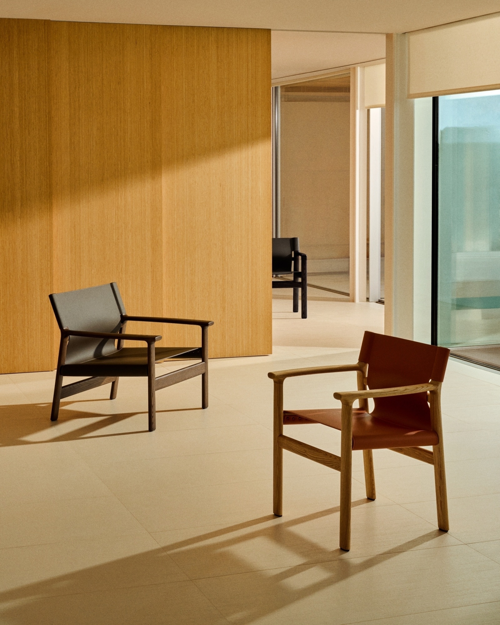 Кресло Jan из переработанной кожи темно-коричневого цвета и ясеня в ореховом цвете La Forma (ex Julia Grup)