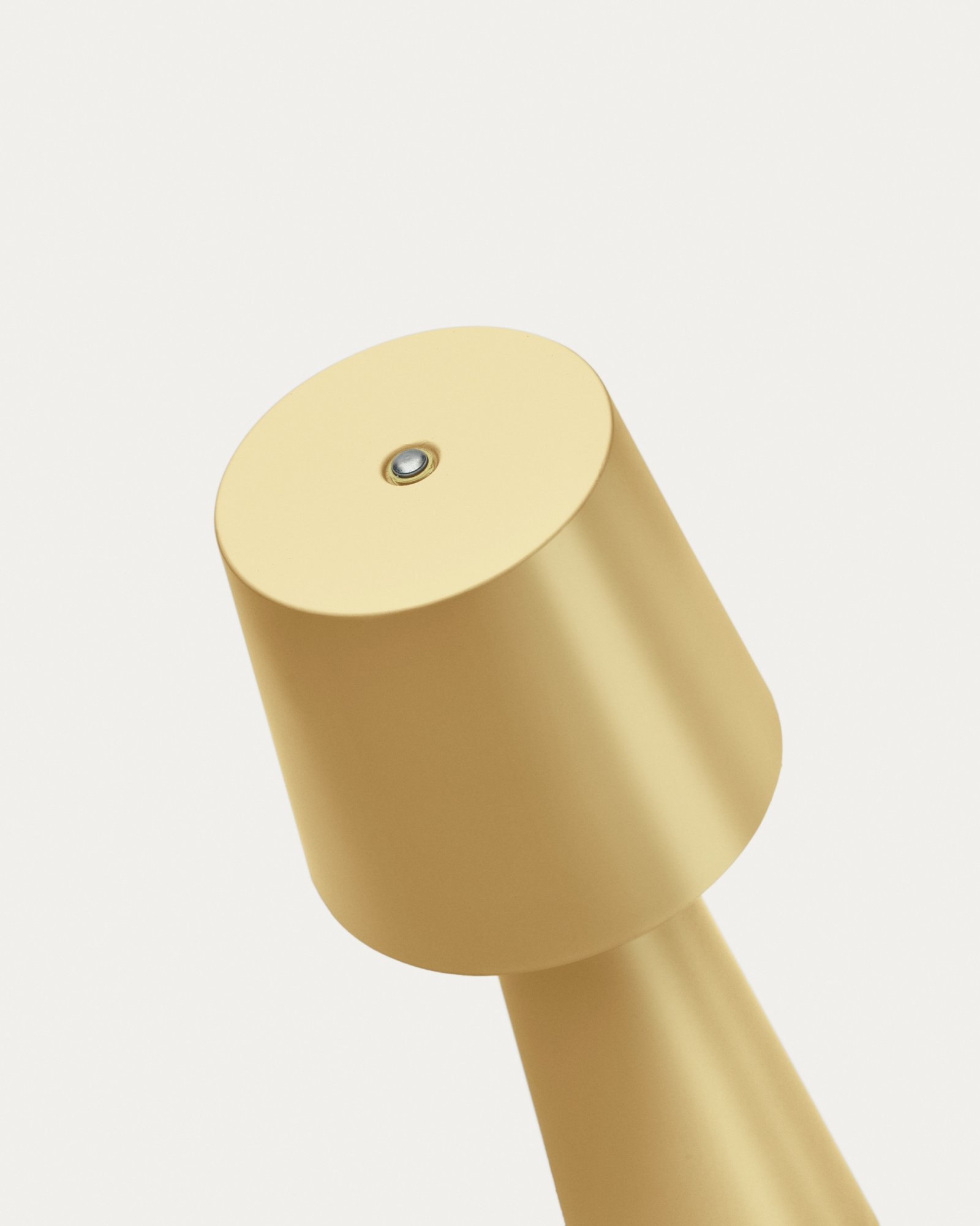 Arenys Маленькая переносная настольная лампа в позолоченном цвете La Forma 192658