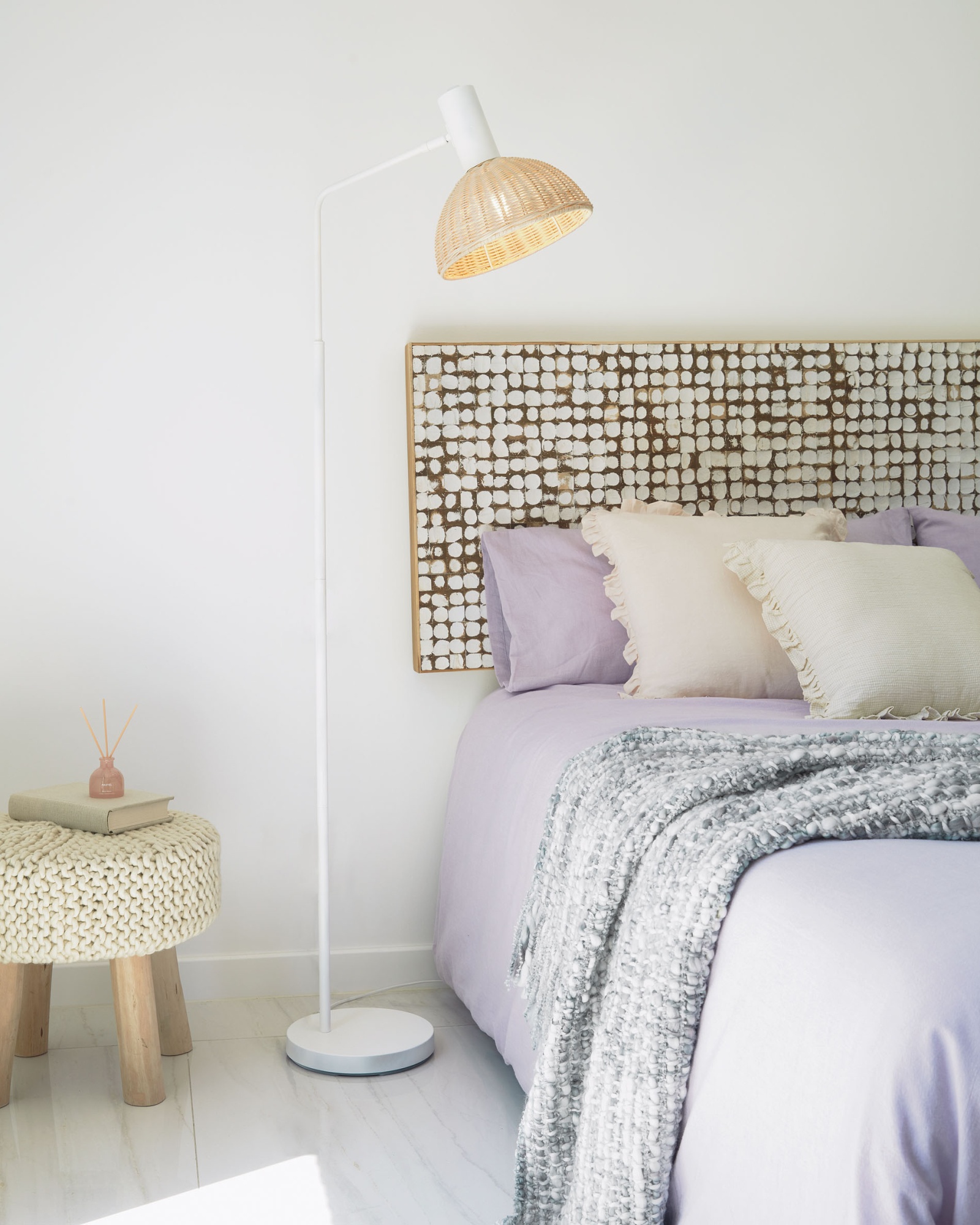 Торшер Damila из металла с белой отделкой и ротанга с натуральной отделкой La Forma (ex Julia Grup)