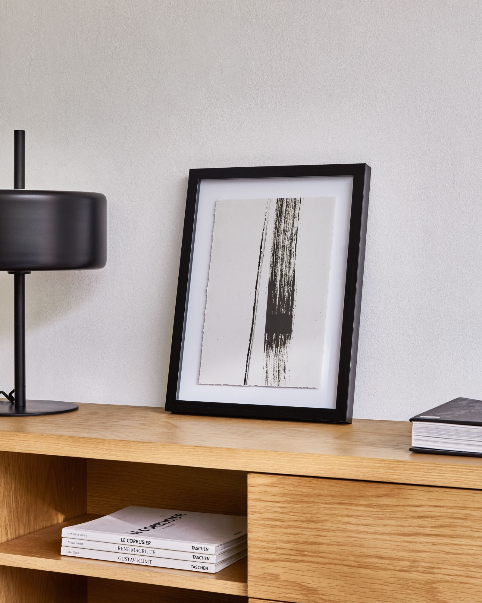 Anaisa Картина в белом цвете с черной вертикальной полосой 30 х 40 см La Forma (ex Julia Grup)