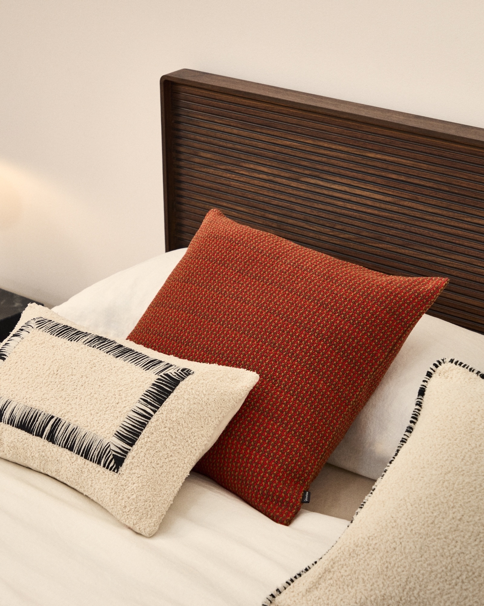 Чехол на подушку Nuval из ткани красного цвета 50 x 50 см La Forma (ex Julia Grup)