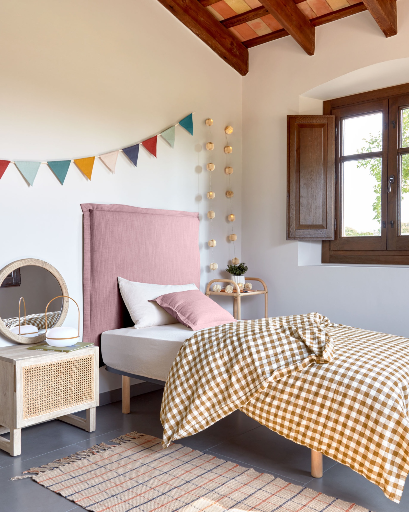 Изголовье из льняной ткани розового цвета Tanit со съемным чехлом 106 x 106 см La Forma (ex Julia Grup)