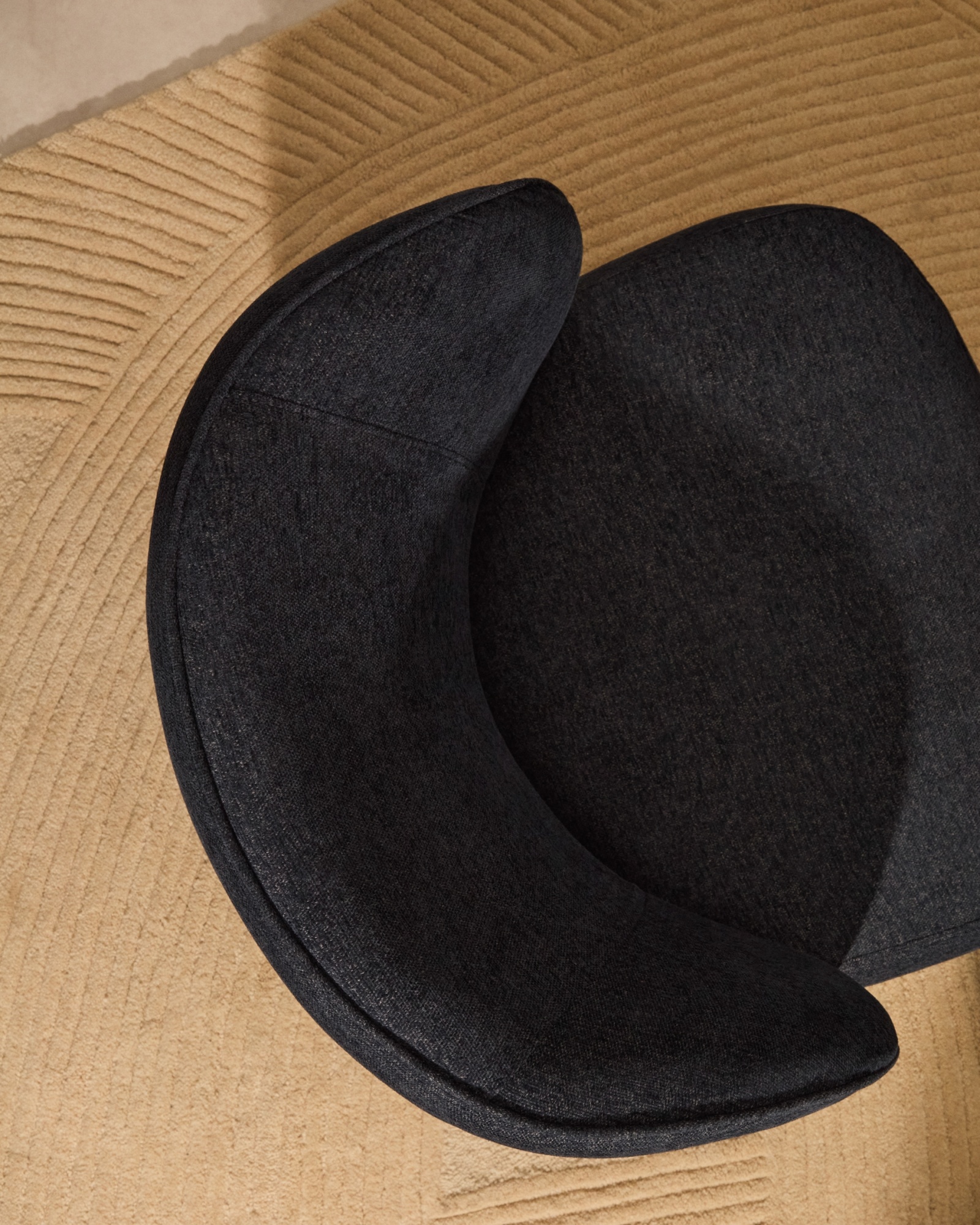 Кресло Ulit из серого шенилла с ножками из бука в натуральной отделке La Forma (ex Julia Grup)