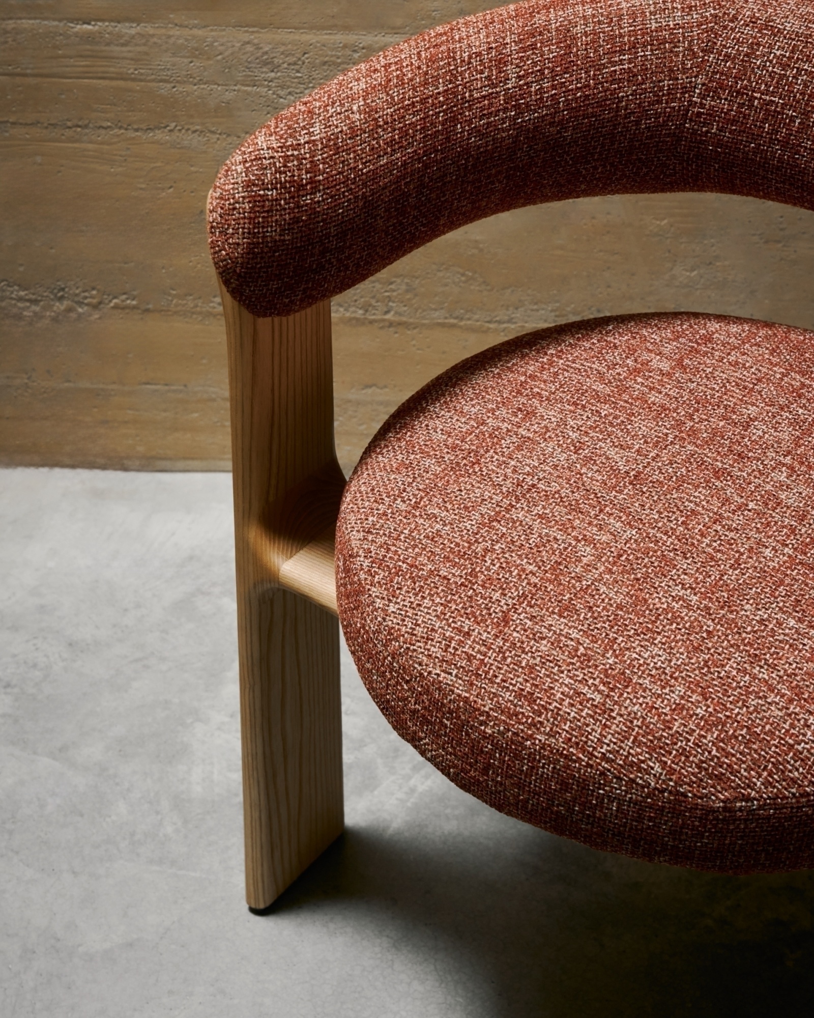 Granite Стул на 3 ножках из терракотового шенилла и массива ясеня в натуральной отделке La Forma (ex Julia Grup)