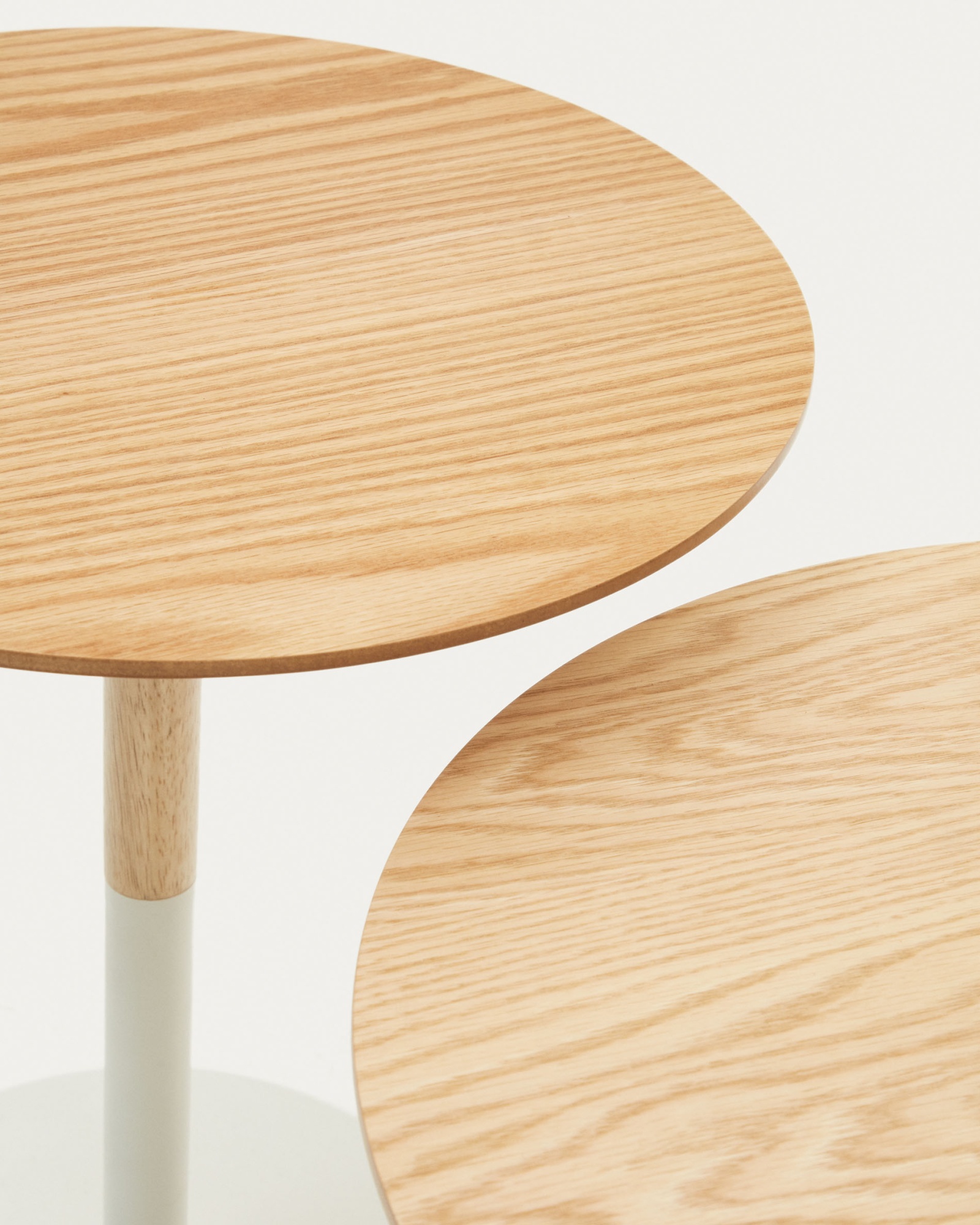 Watse Набор из 2 круглых столиков из шпона дуба и матового белого металла La Forma (ex Julia Grup)
