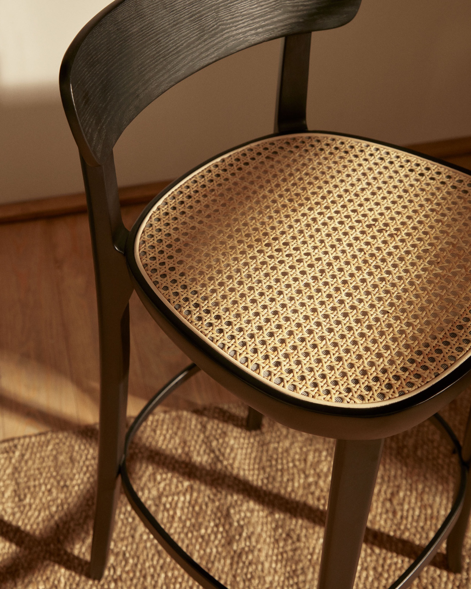 Romane Барный стул из бука с черной отделкой шпона ясеня и сиденьем из ротанга 75 см La Forma (ex Julia Grup)