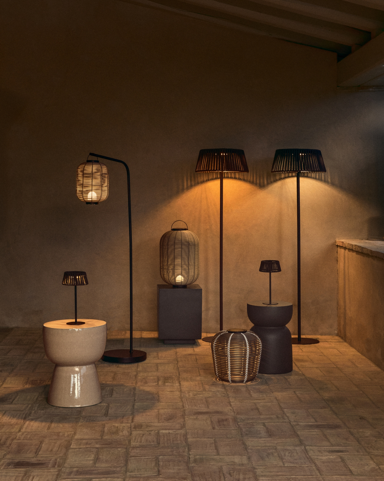 Портативная настольная лампа Saranella из светло-серого искусственного ротанга La Forma 482632