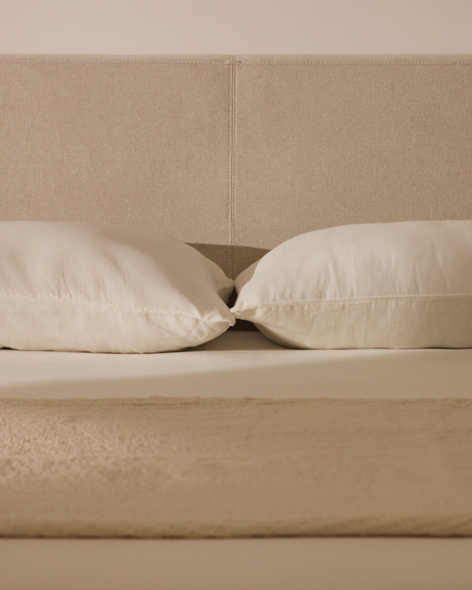 Изголовье Blok цвета экрю со съемным чехлом для кровати шириной до 160 см La Forma 469897