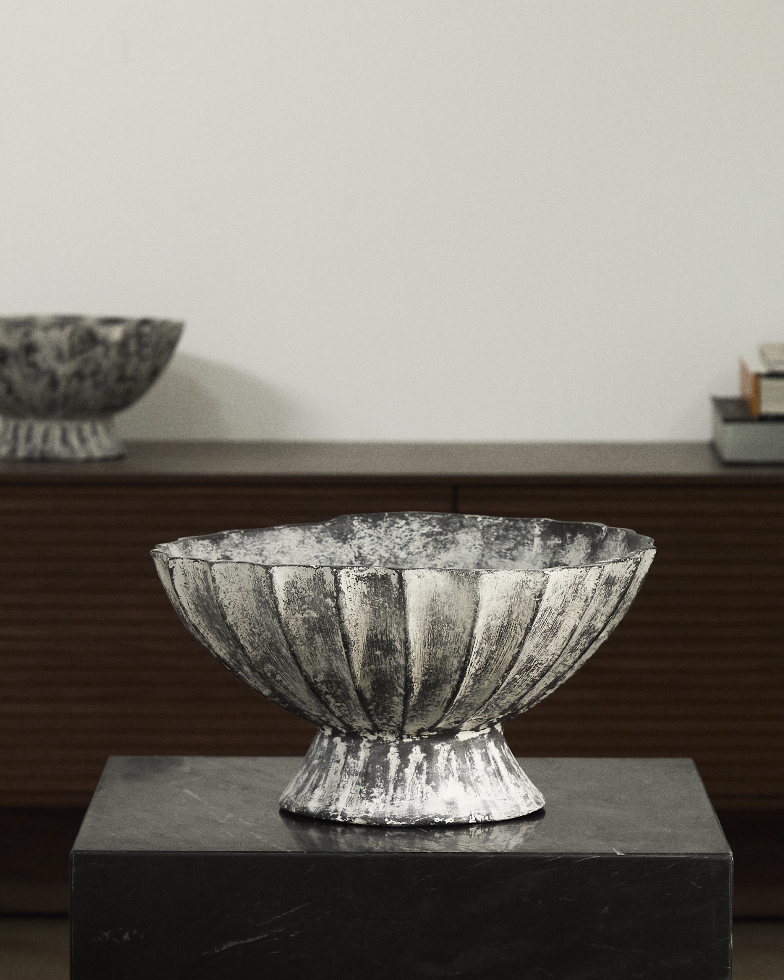 Ваза Valura из папье-маше серая Ø 33 см La Forma (ex Julia Grup)