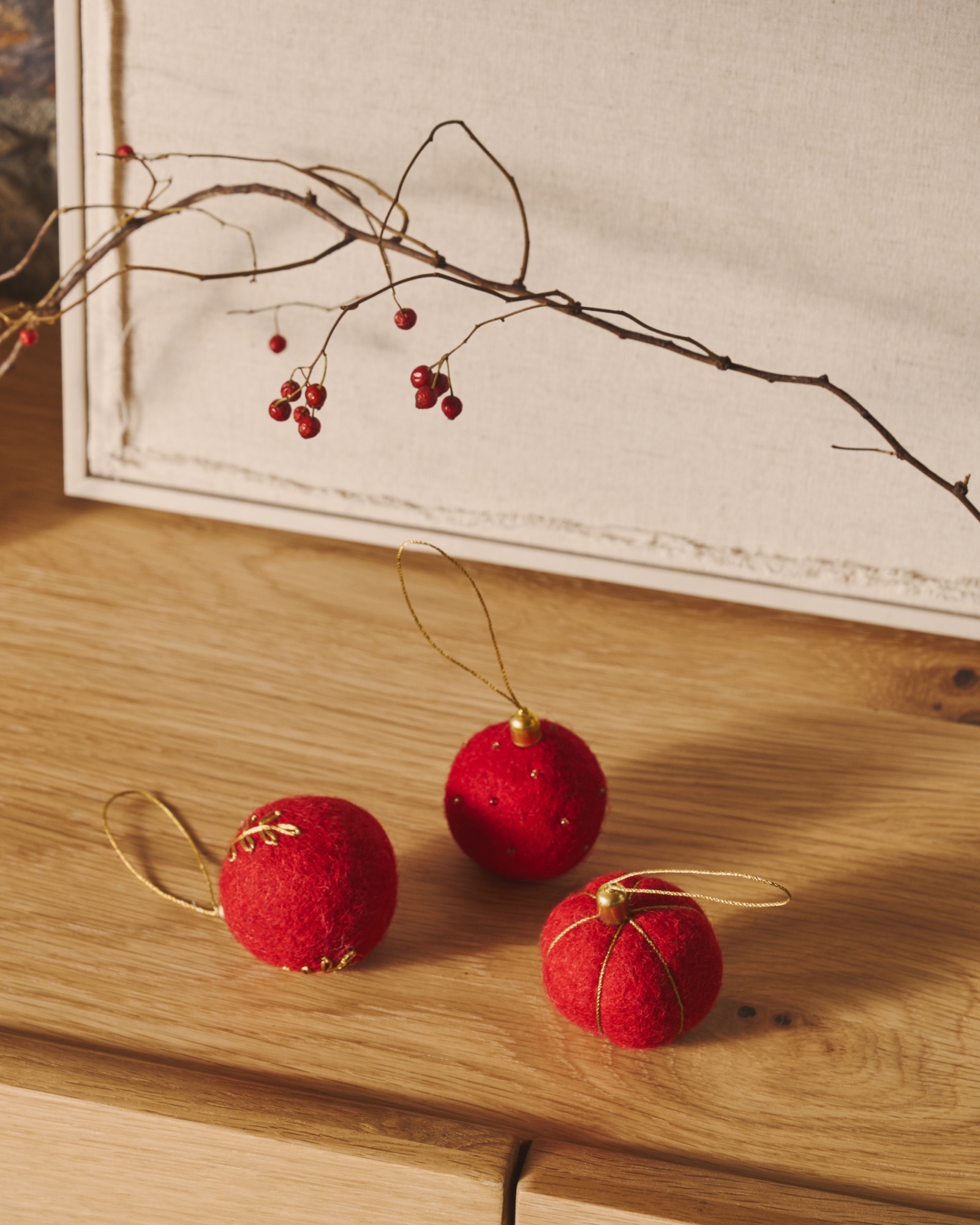 Набор Breshi из 3 маленьких красных декоративных подвесок в виде шаров La Forma (ex Julia Grup)