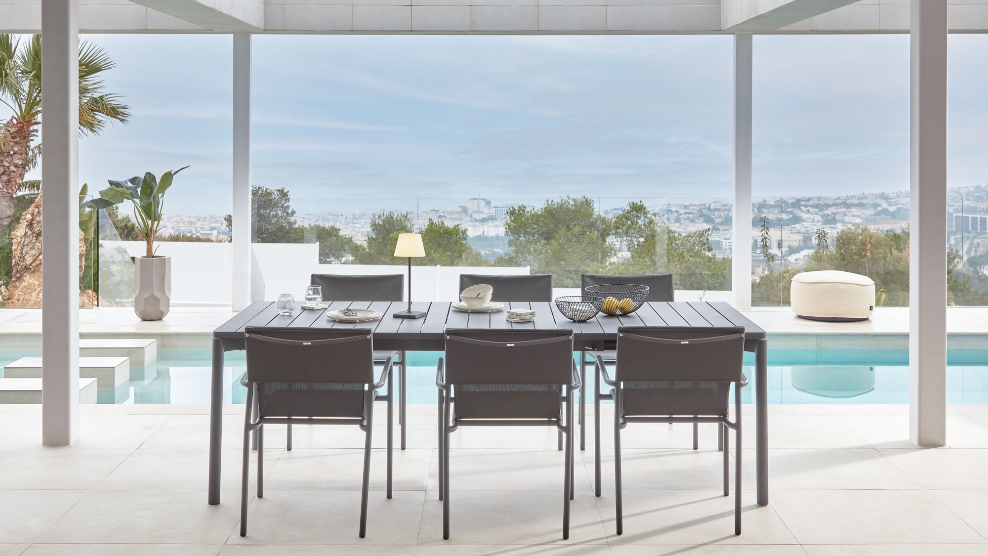 Раздвижной алюминиевый стол для улицы Zaltana с матовой черной отделкой 180 (240) x 100 см La Forma (ex Julia Grup)