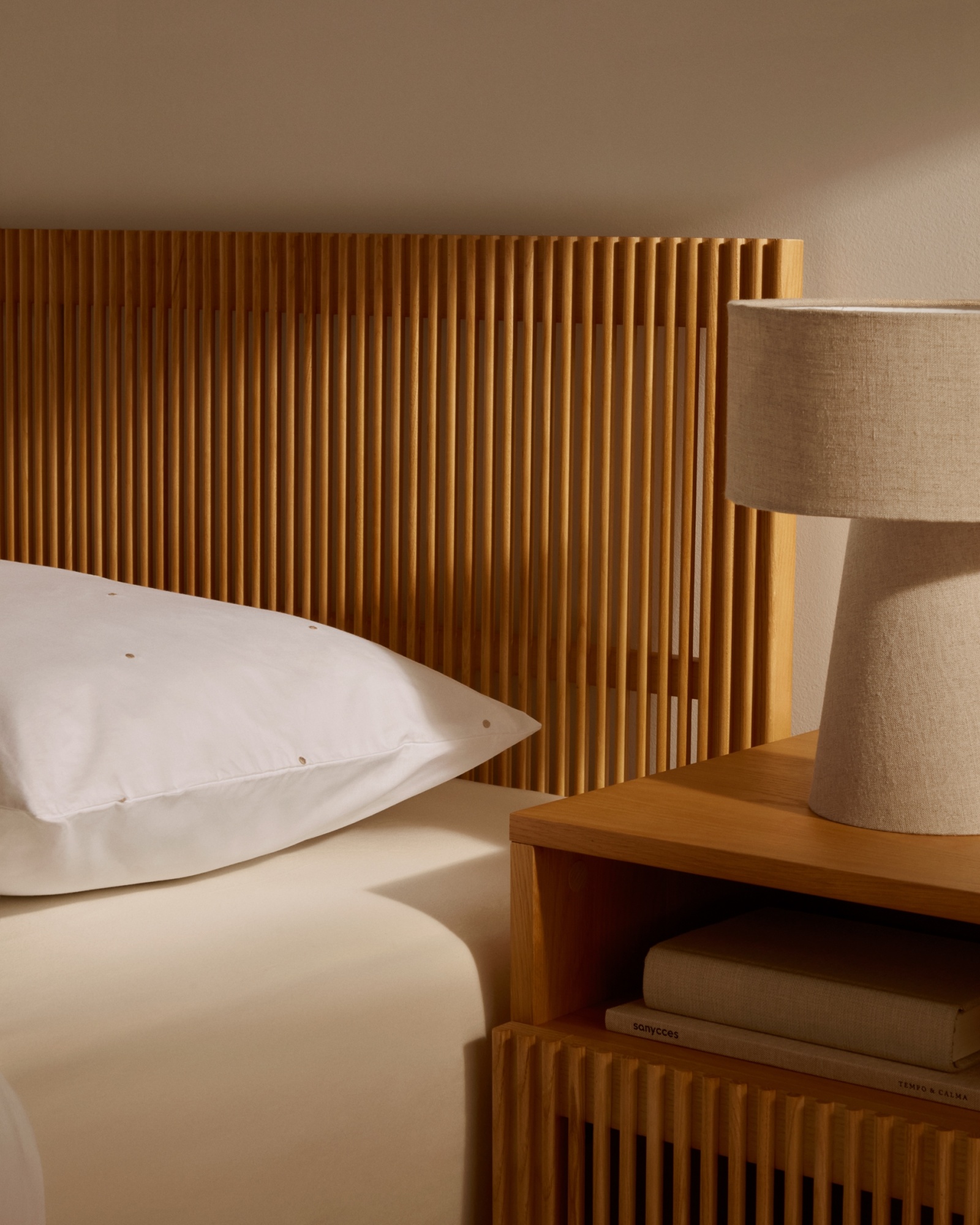 Beyla Прикроватная тумбочка из массива ясеня с дубовым шпоном, 53 x 62 см La Forma (ex Julia Grup)