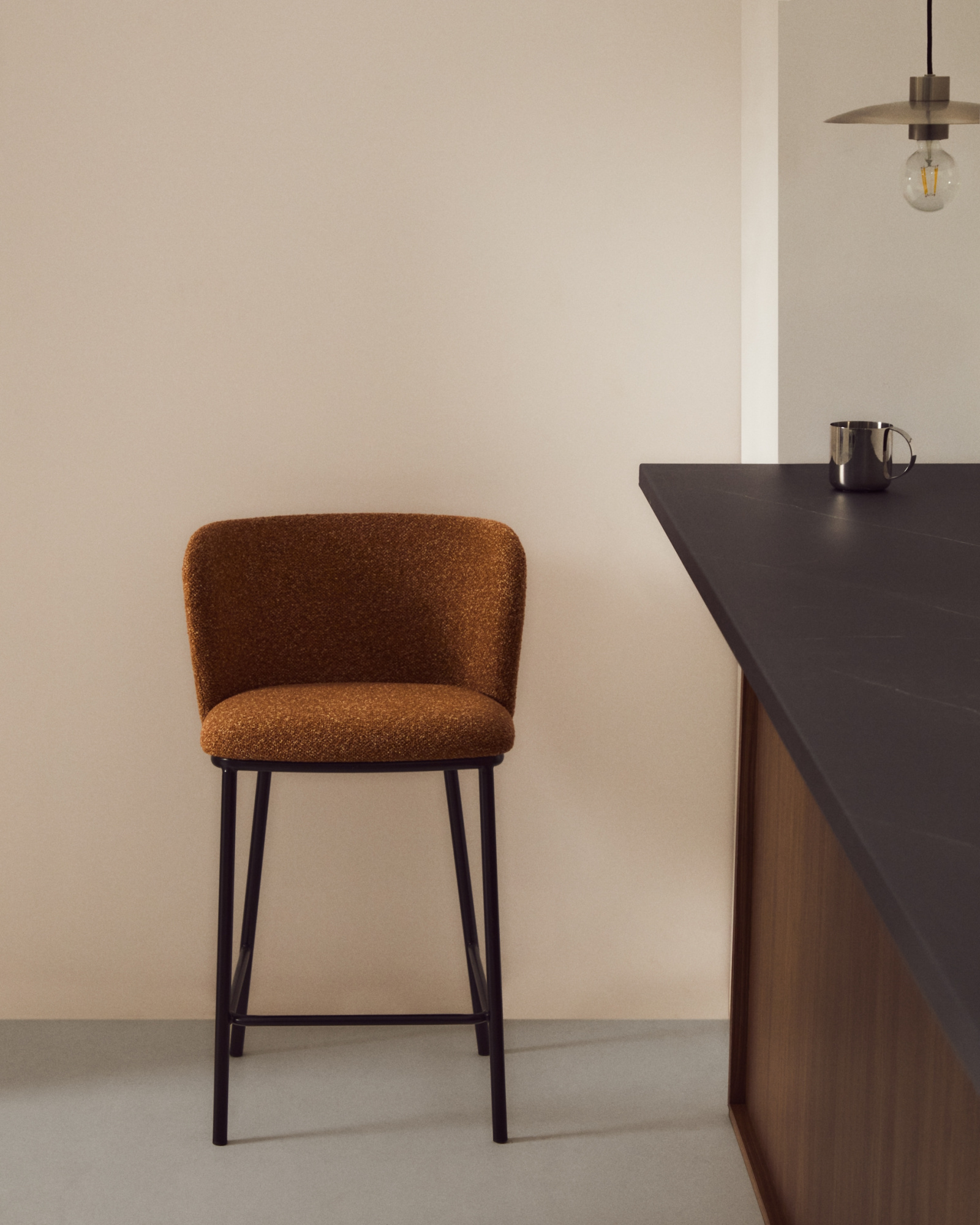 Полубарный стул Ciselia из терракотового шенилла с ножками из черной стали La Forma 463539