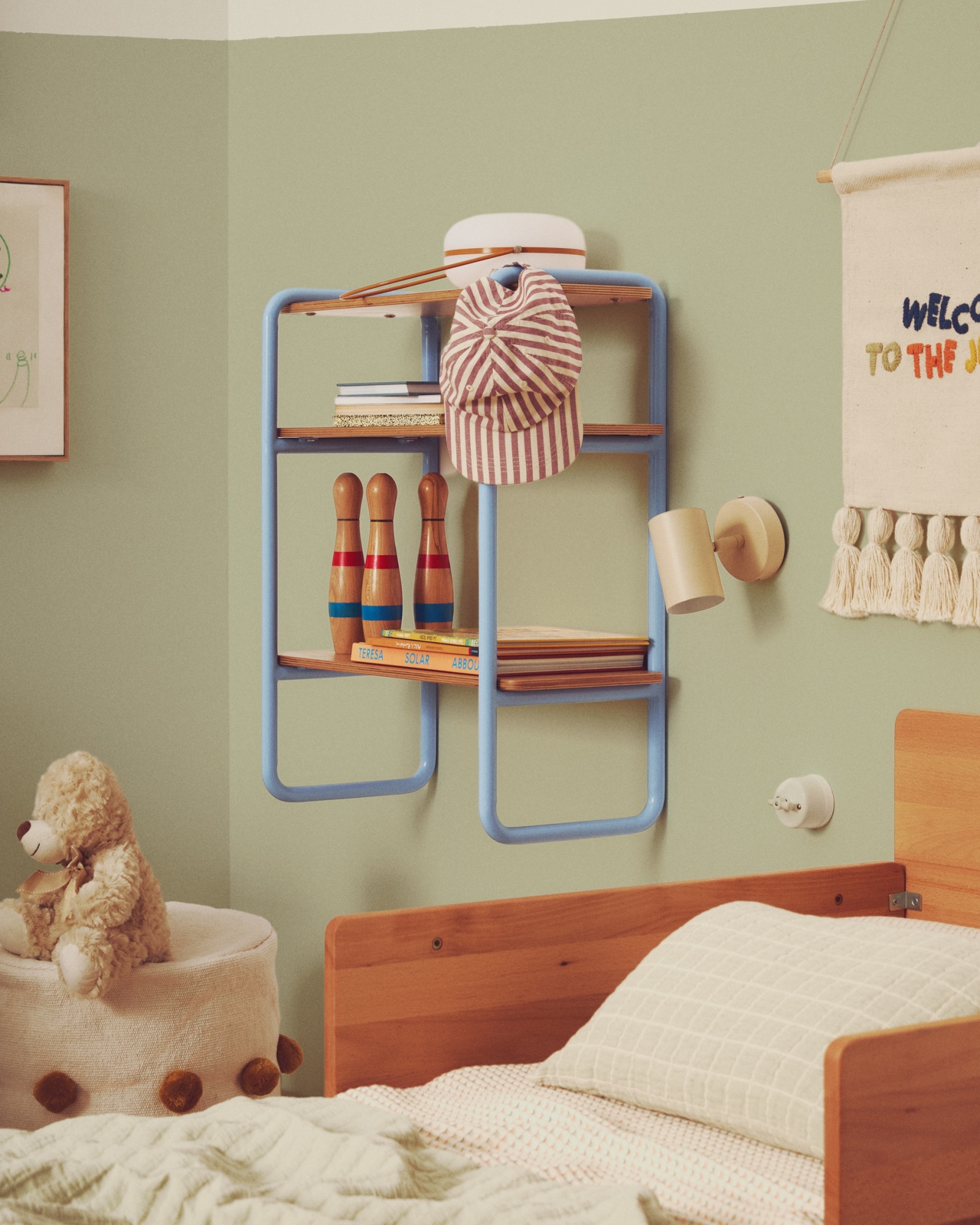 Стеллаж из ясеневого шпона цвета Tinn с синей металлической конструкцией, 70 x 60 La Forma (ex Julia Grup)