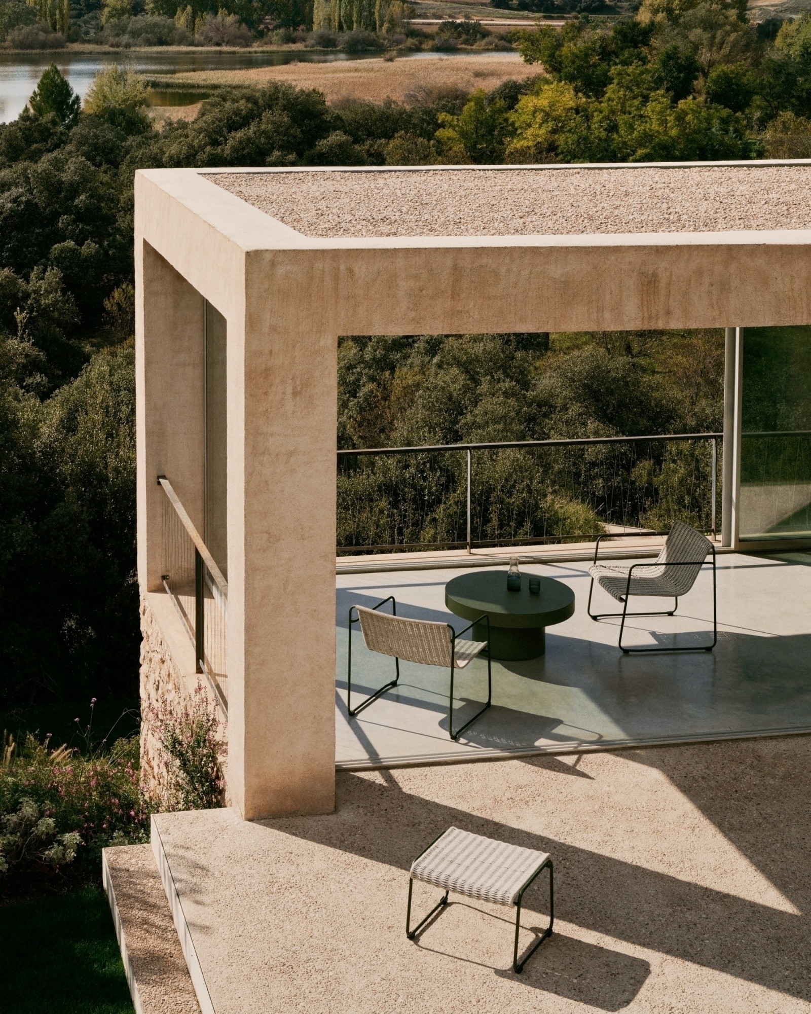 Aiguablava Журнальный столик зеленый цементный Ø90 см La Forma (ex Julia Grup)