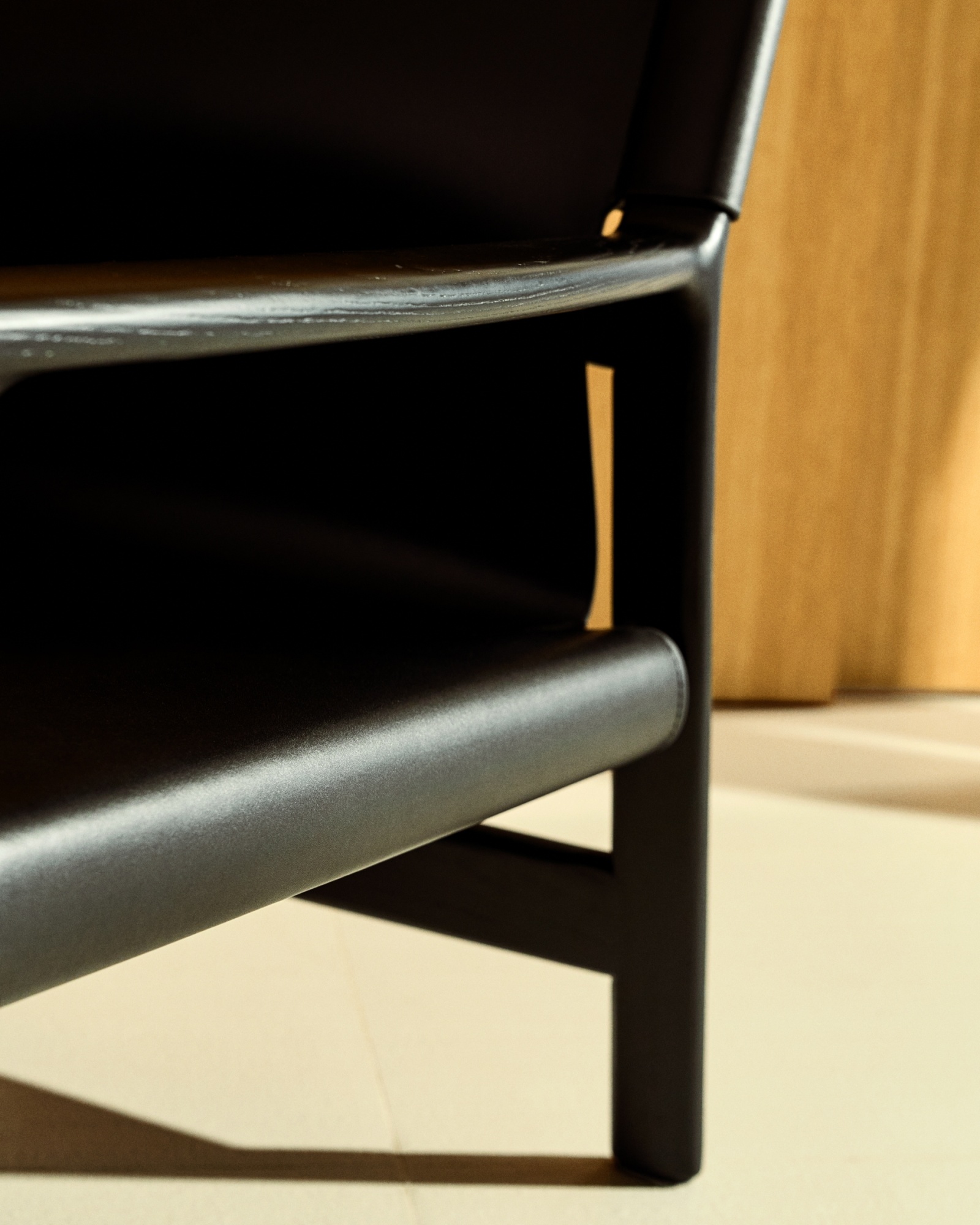 Кресло Jan из переработанной кожи черного цвета и ясеня в черном цвете La Forma (ex Julia Grup)