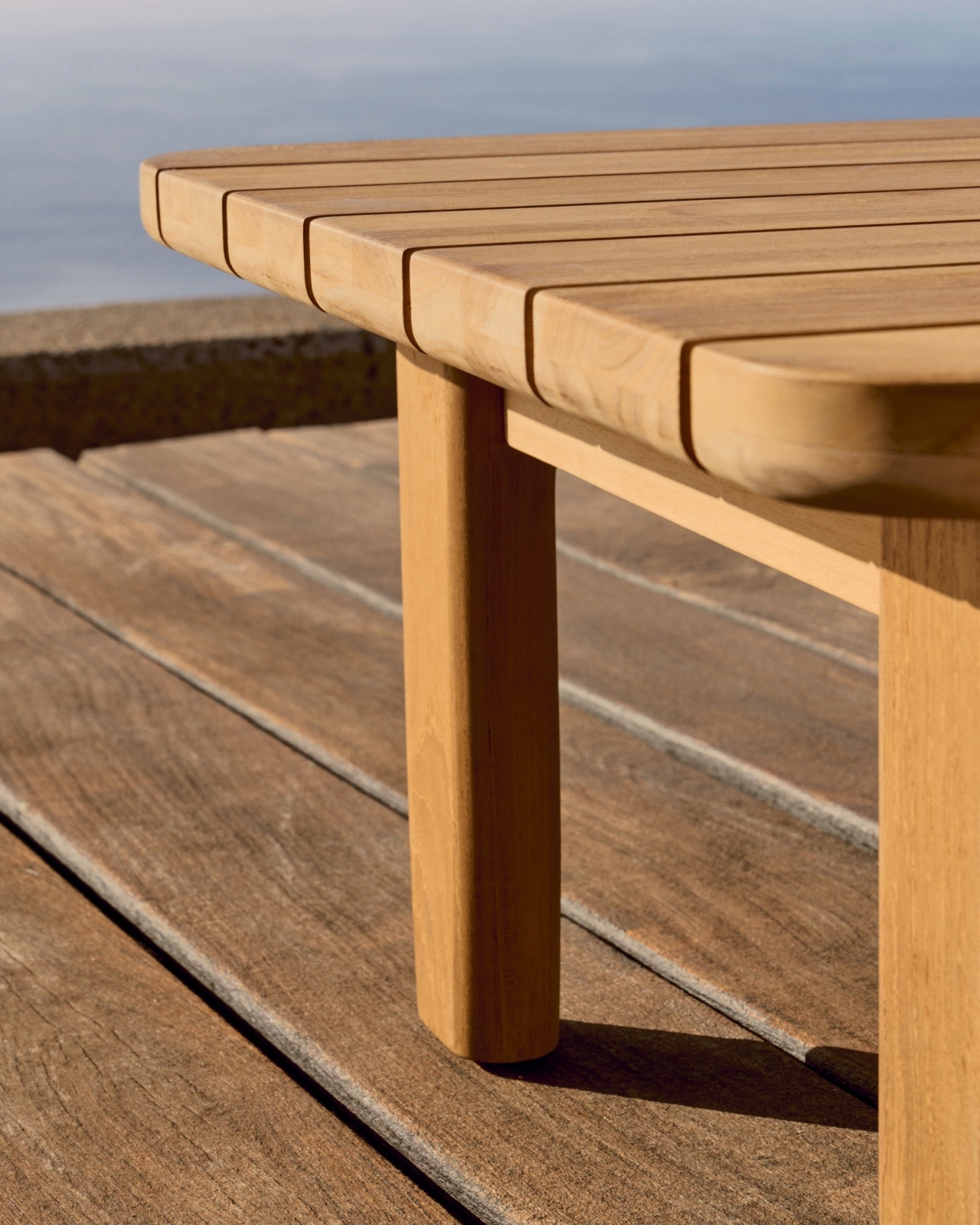 Приставной столик Tirant из массива тикового дерева 100% FSC La Forma (ex Julia Grup)