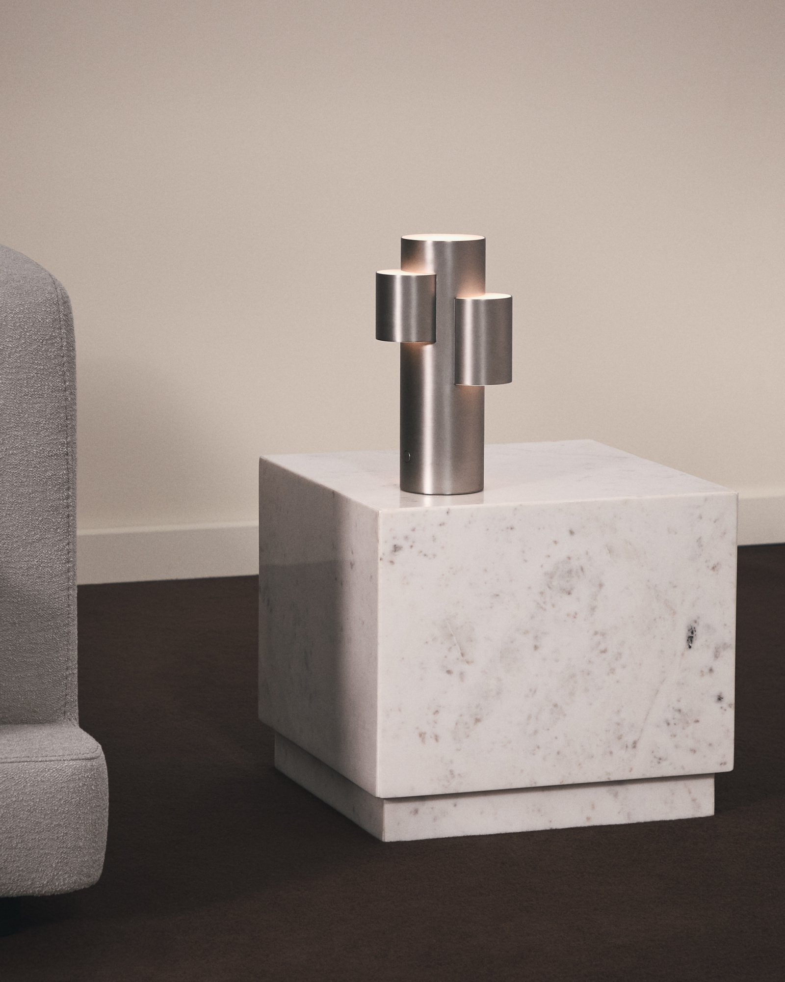 Журнальный столик Sorein из белого мрамора 50 x 50 см La Forma 451195