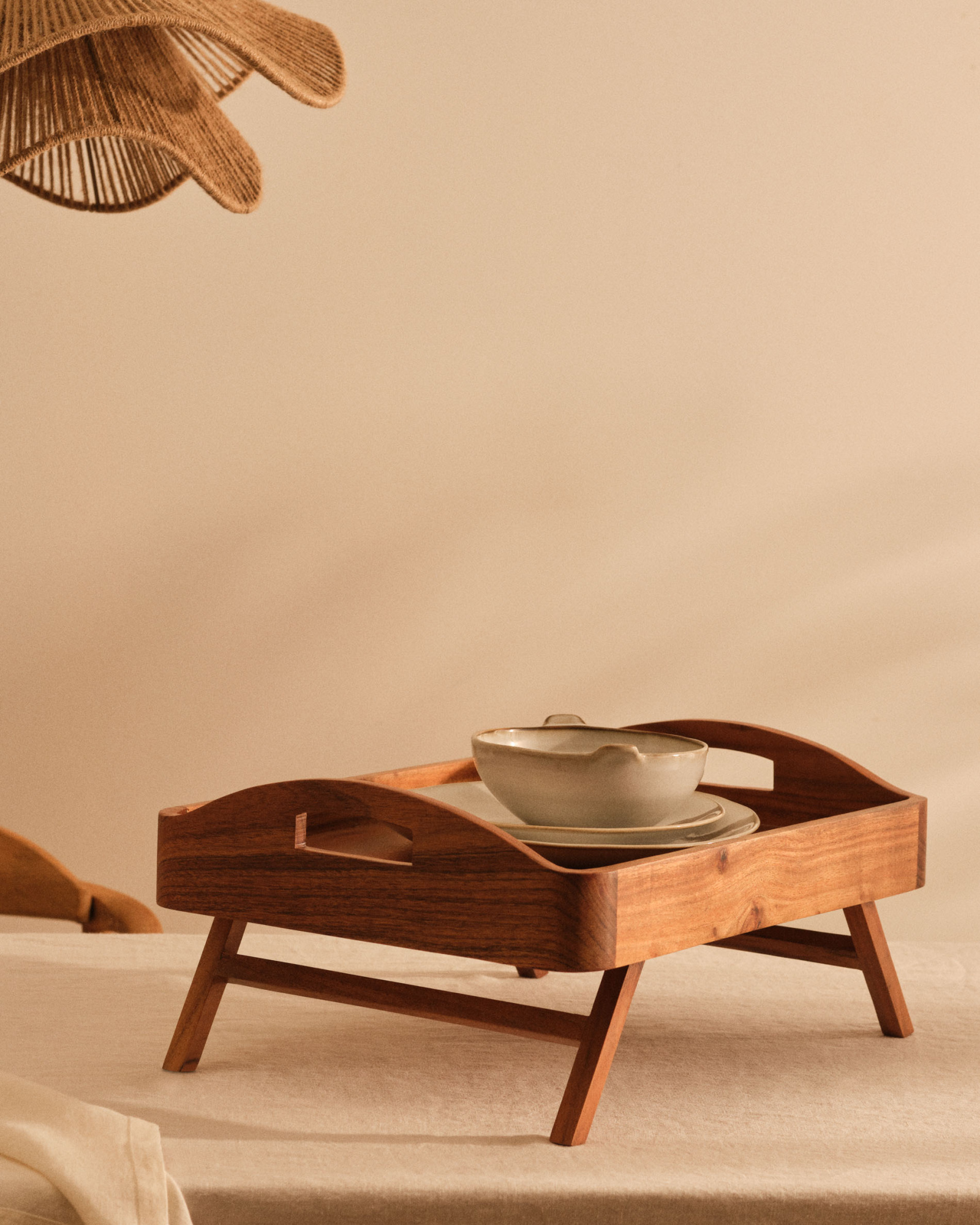 Elissa Средний поднос из дерева акации La Forma 157790