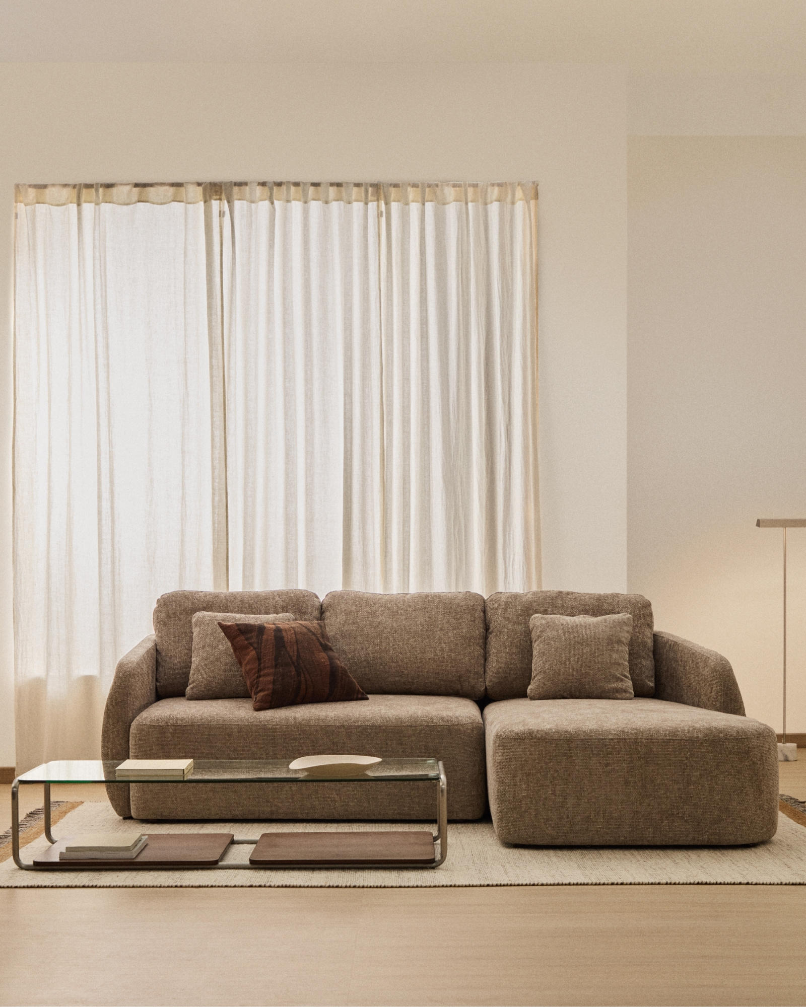 Трехместный диван-кровать Laira с правым шезлонгом из шенилла цвета таупе, 246 см La Forma 480971