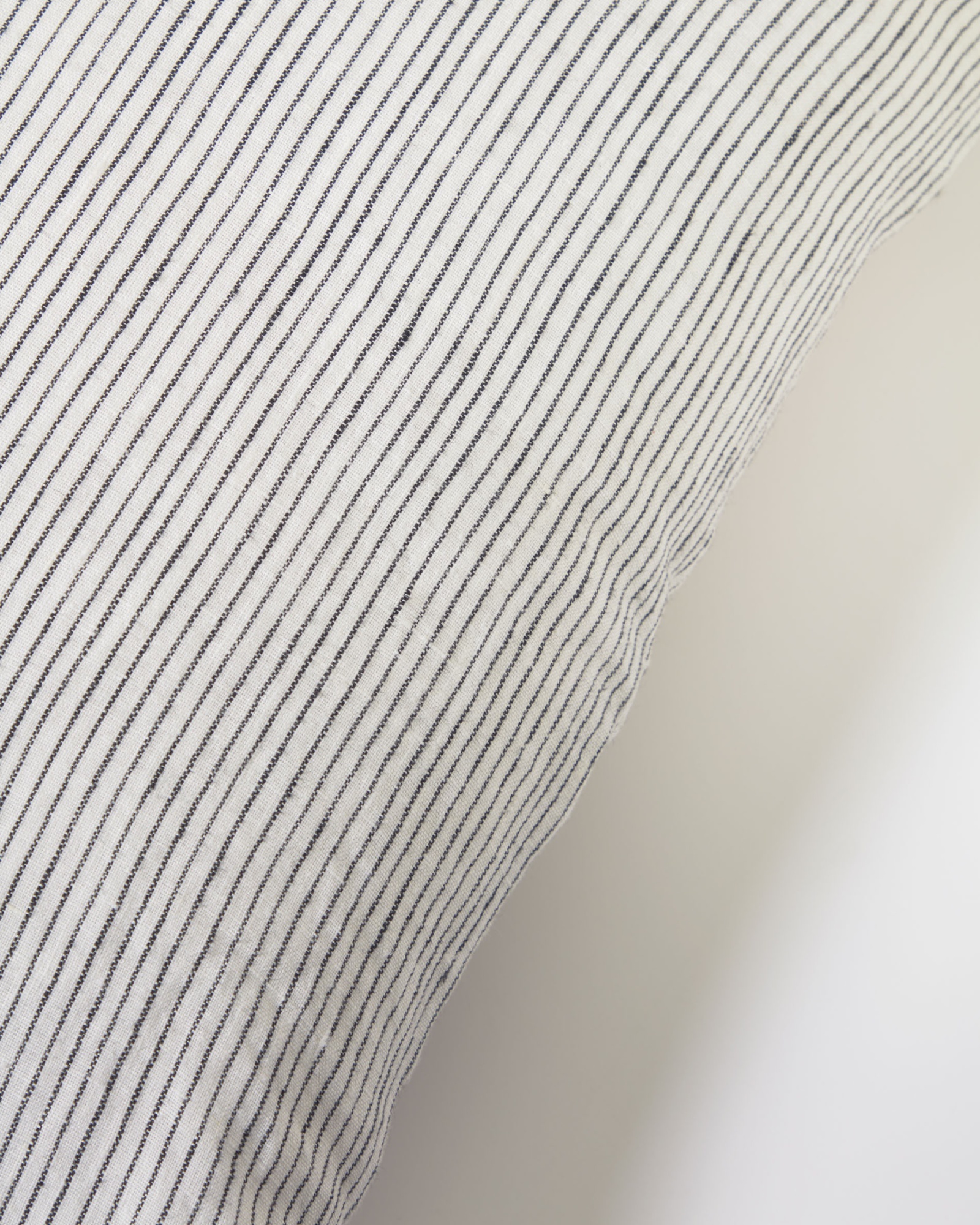 Чехол для подушки Marena из 100% льна с черными полосами 45 x 45 см La Forma (ex Julia Grup)