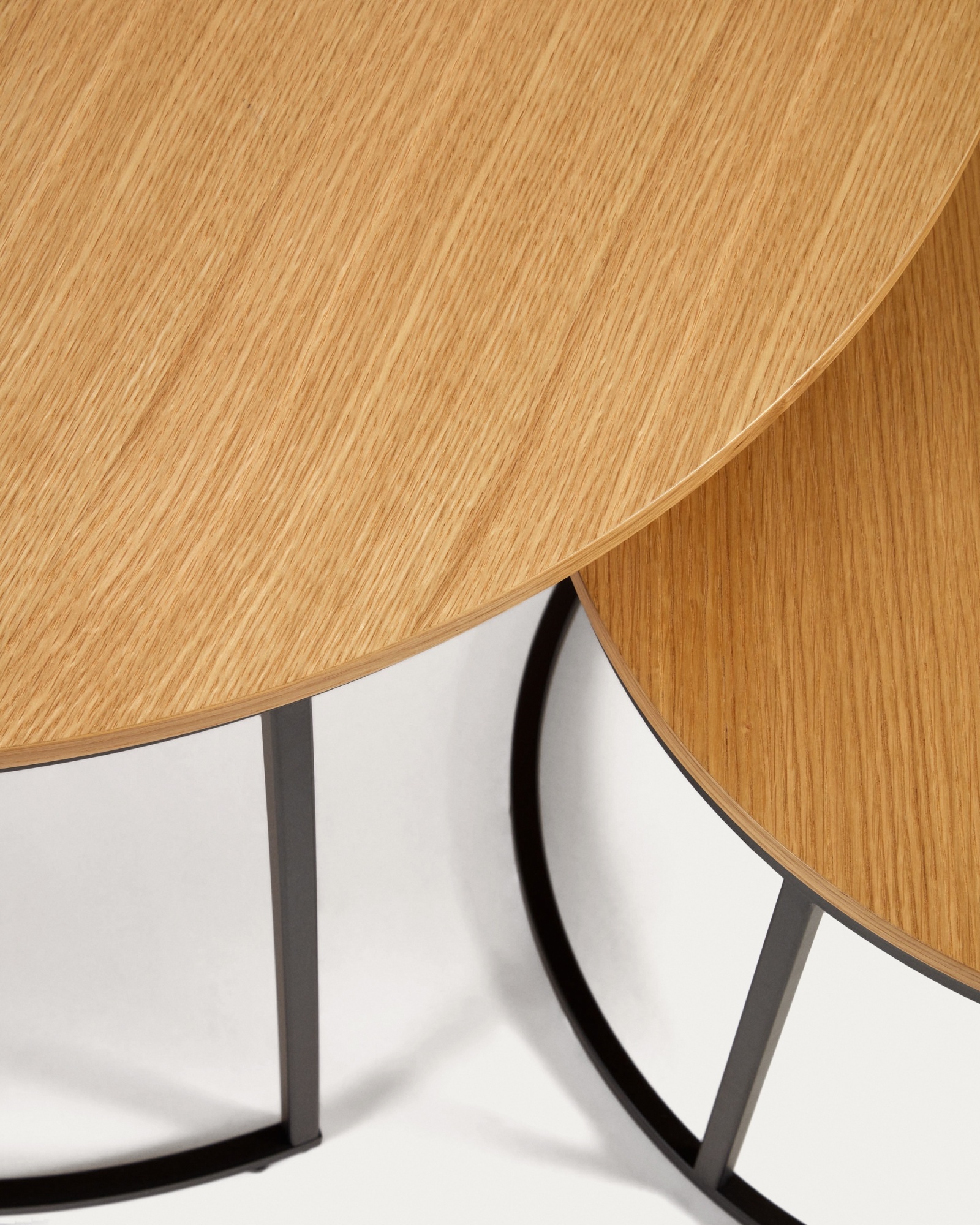 Yoana Набор из 2 столиков из дубового шпона и черного металла Ø 80 см / Ø 50 см La Forma (ex Julia Grup)