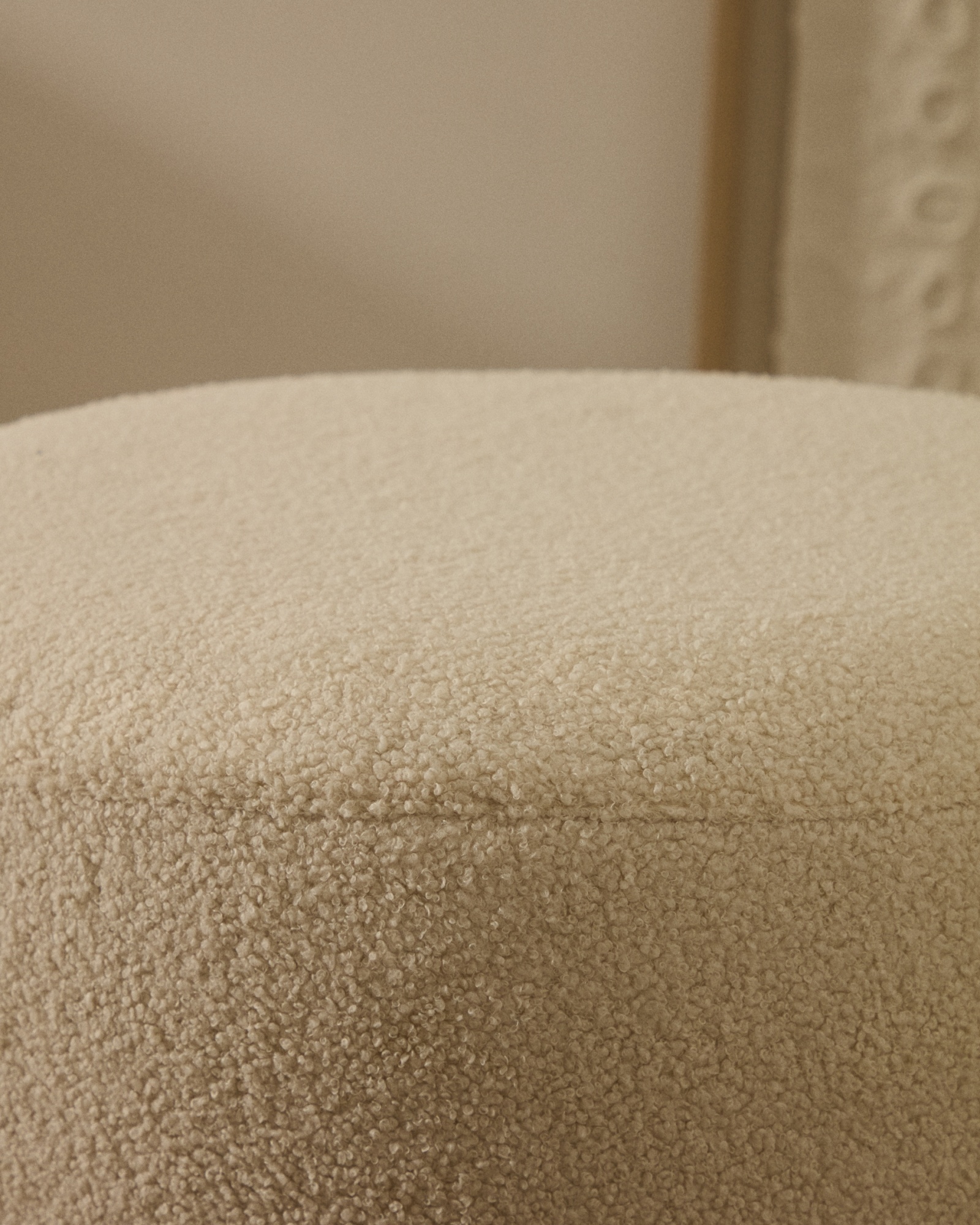 Kaeli Пуф для ног со съемным чехлом из экрю букле Ø 60 La Forma (ex Julia Grup)