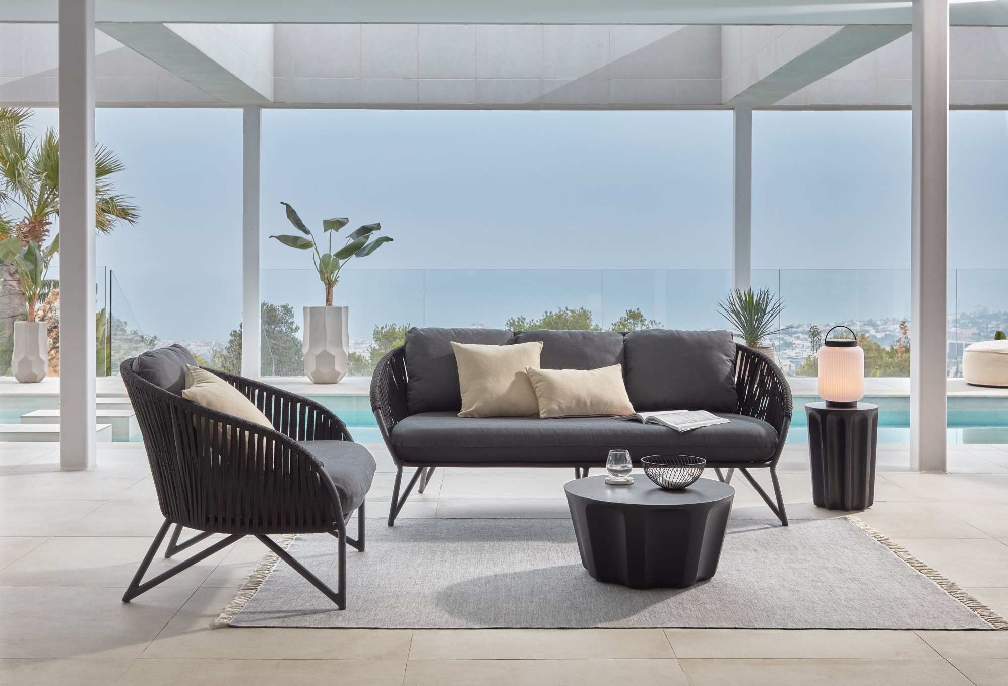 Настольная лампа Verona из полиэтилена и металла с черной отделкой La Forma (ex Julia Grup)