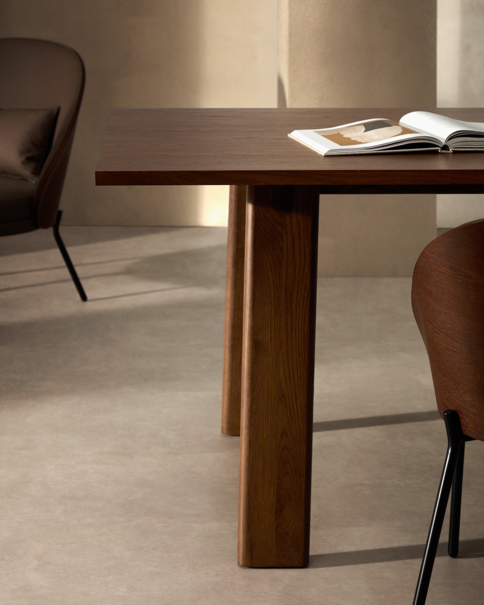 Arlen Раздвижной стол из массива дуба и шпона с отделкой ореха 200(250) 95 см La Forma (ex Julia Grup)