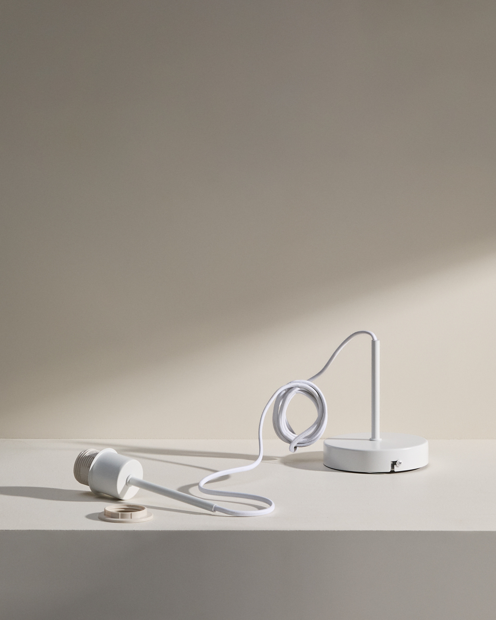 Основание металлического светильника Fluvia белого цвета, 250 см La Forma (ex Julia Grup)