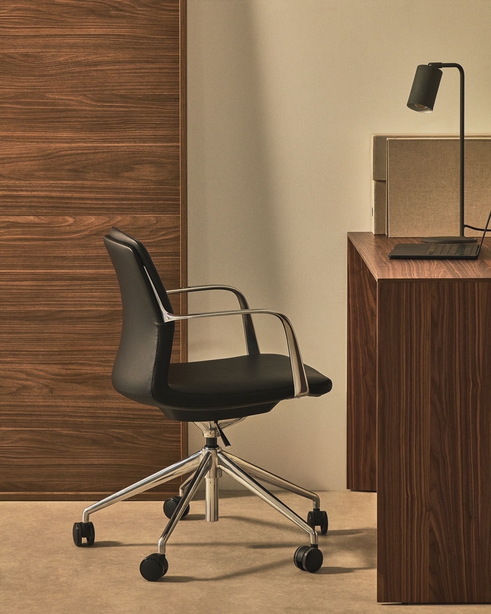 Офисный стул Nerlan из черной экокожи с алюминиевой рамой La Forma (ex Julia Grup)