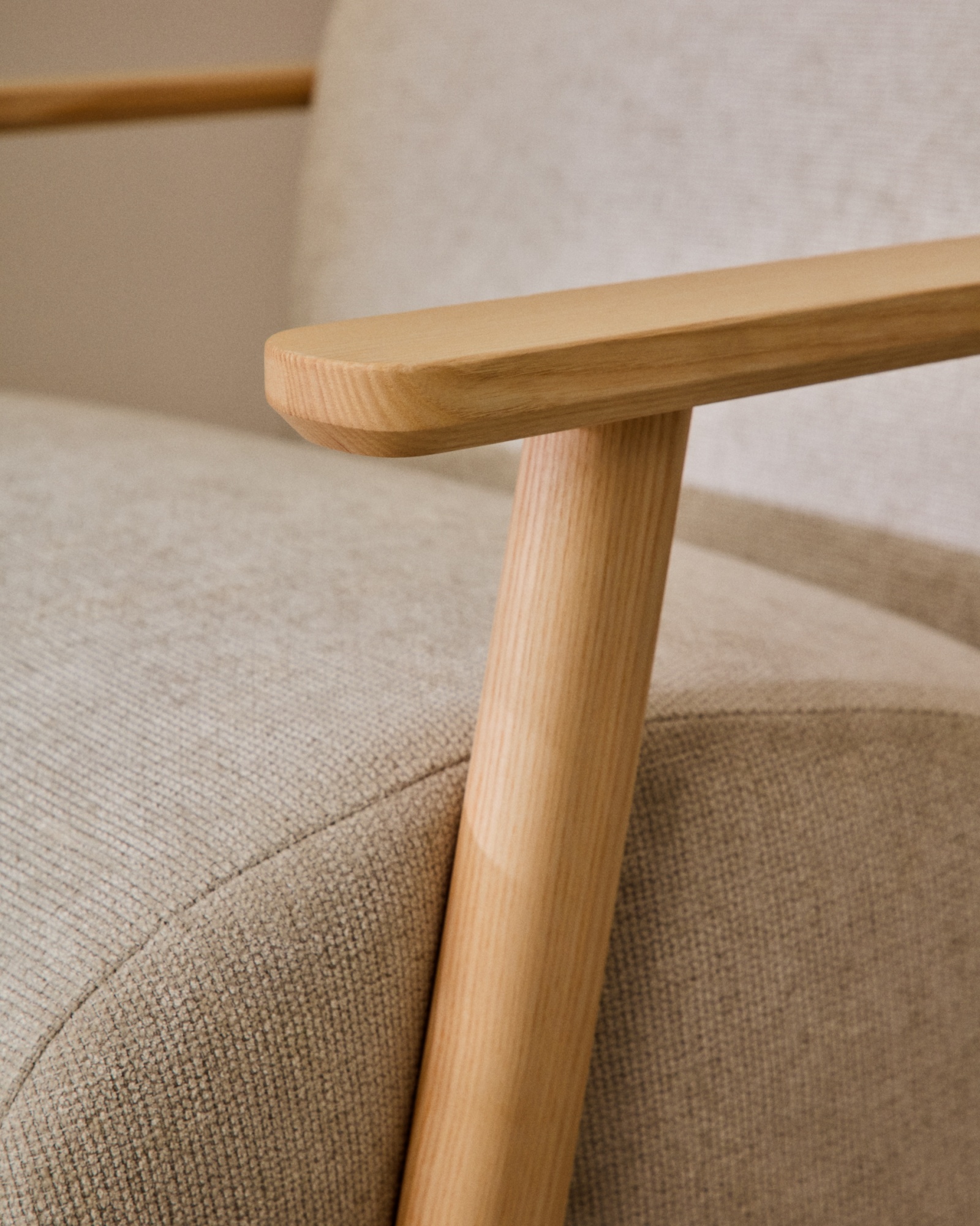 Кресло Meghan из жемчужного шенилла и массива бука в натуральной отделке La Forma (ex Julia Grup)