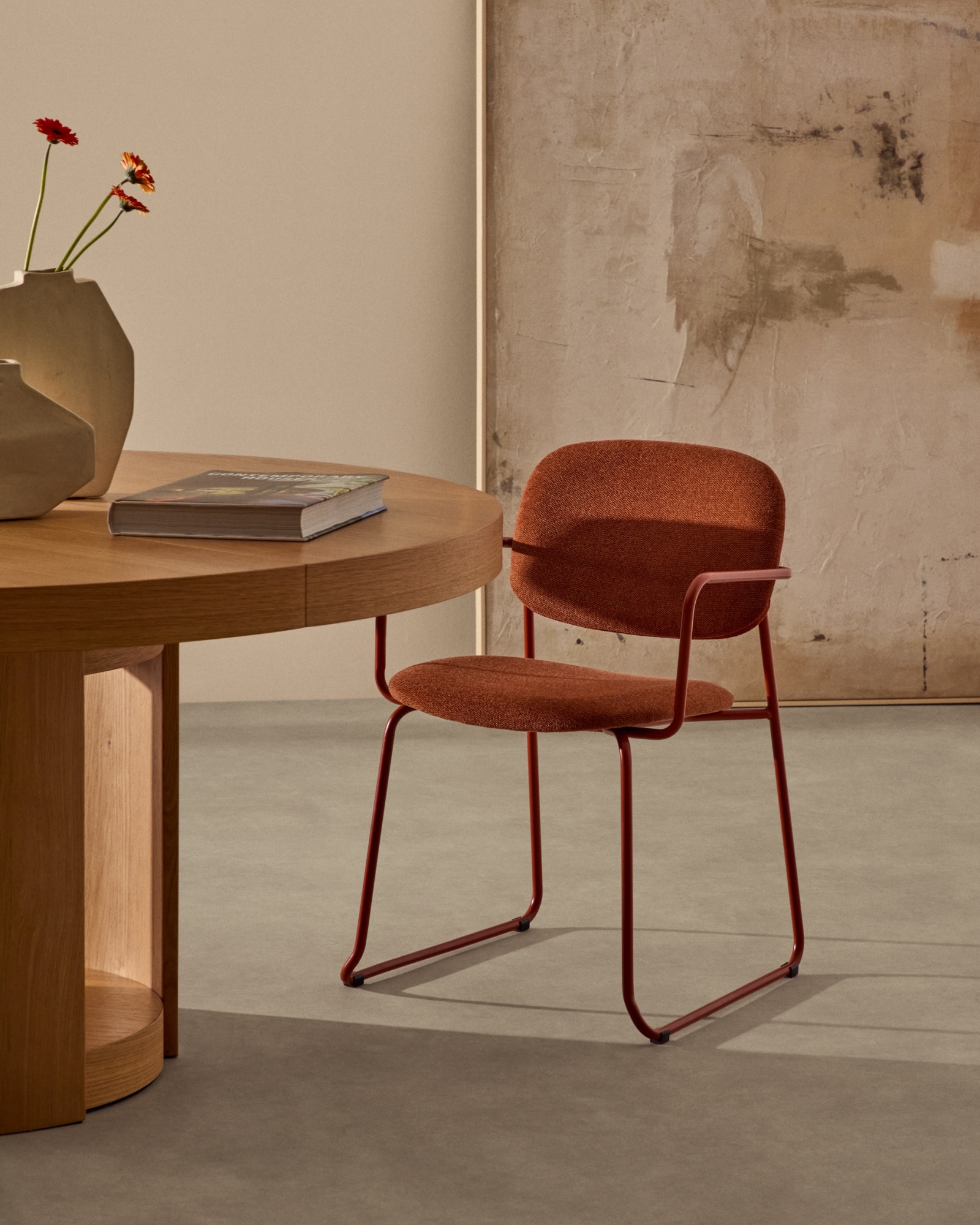 Стул Meli с подлокотниками из терракотовой шенилли с терракотовыми металлическими ножками La Forma (ex Julia Grup)