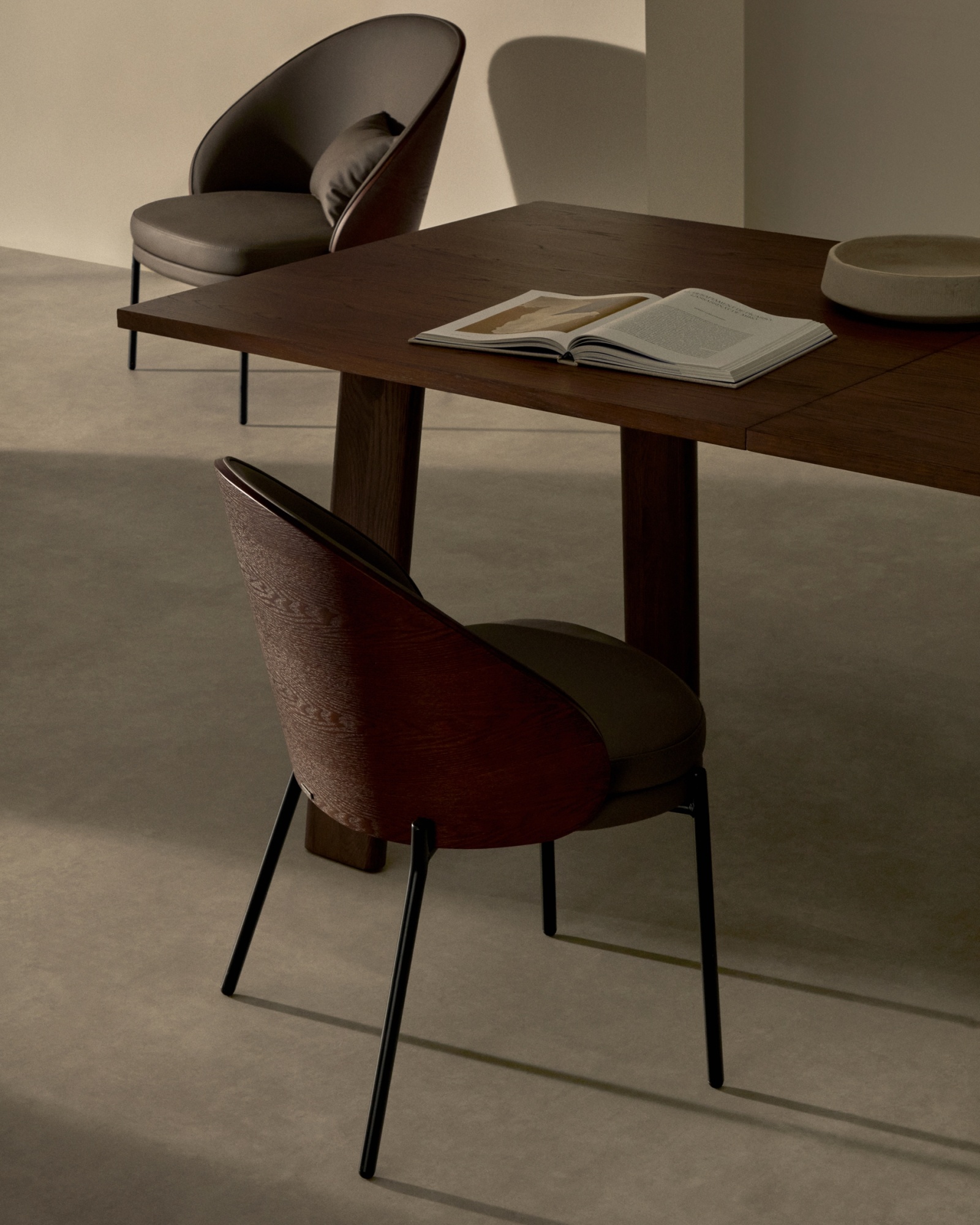 Стул Eamy из коричневой экокожи, ясеневого шпона с отделкой под орех и черного металла La Forma (ex Julia Grup)