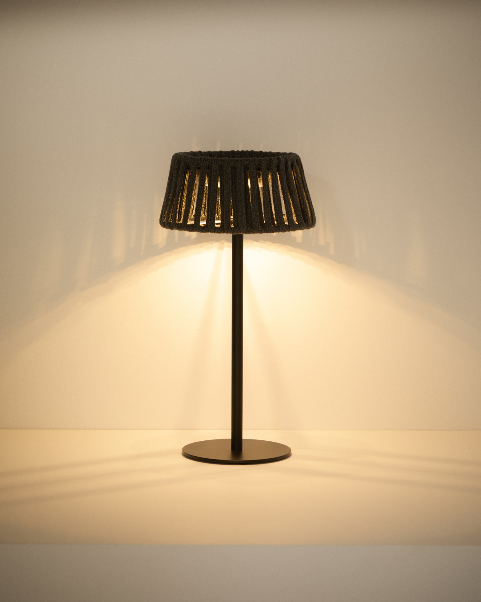 Уличная настольная лампа Aldet на солнечных батареях черная La Forma 482375