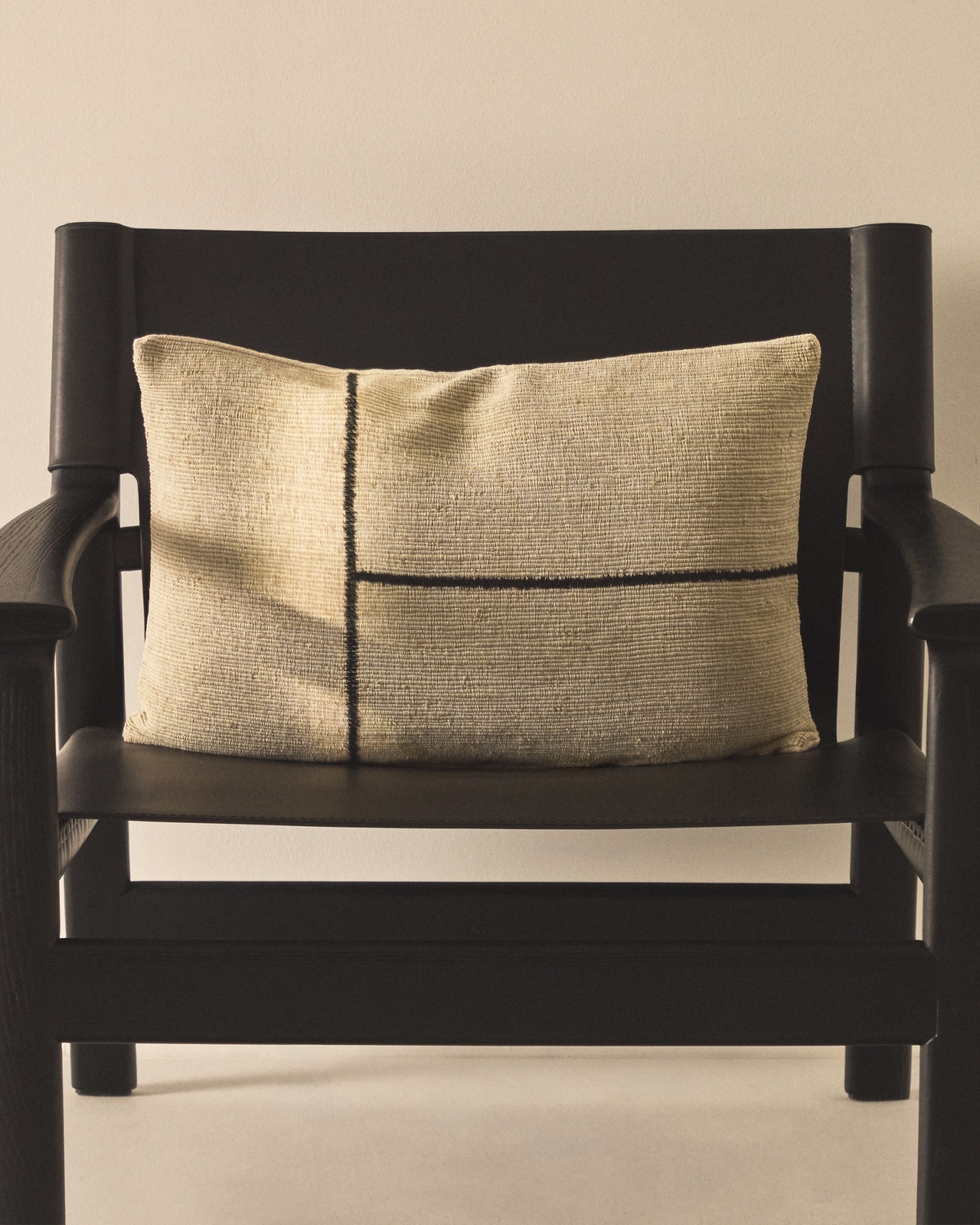 Чехол для подушки Anvera из вискозного жаккарда бежевого цвета с желтыми линиями 40 x 60 см La Forma (ex Julia Grup)