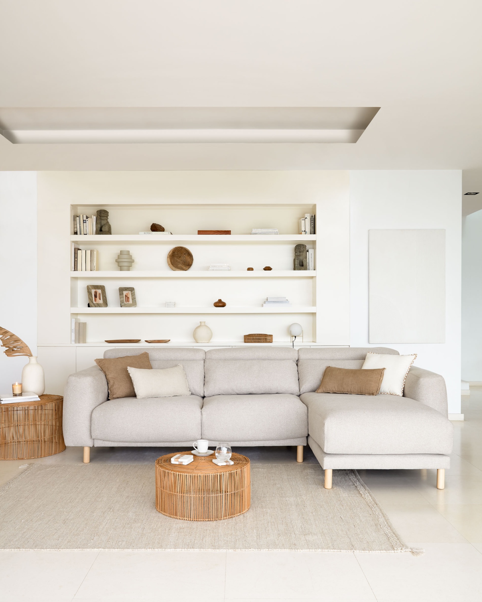 Singa 3-местный диван с правым шезлонгом бежевого цвета 296 см La Forma (ex Julia Grup)