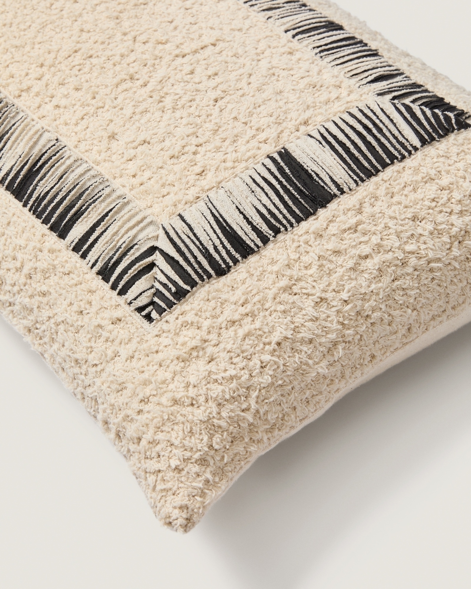 Чехол для подушки Enari хлопковый бежевый с черным 50 x 30 см La Forma (ex Julia Grup)