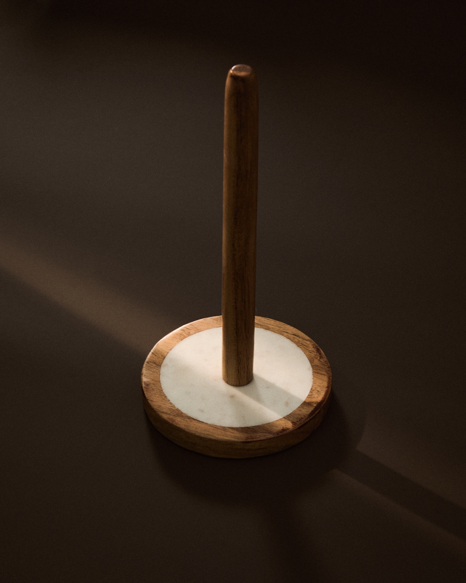 Держатель для кухонных полотенец Nuvir из белого мрамора и массива акации La Forma (ex Julia Grup)