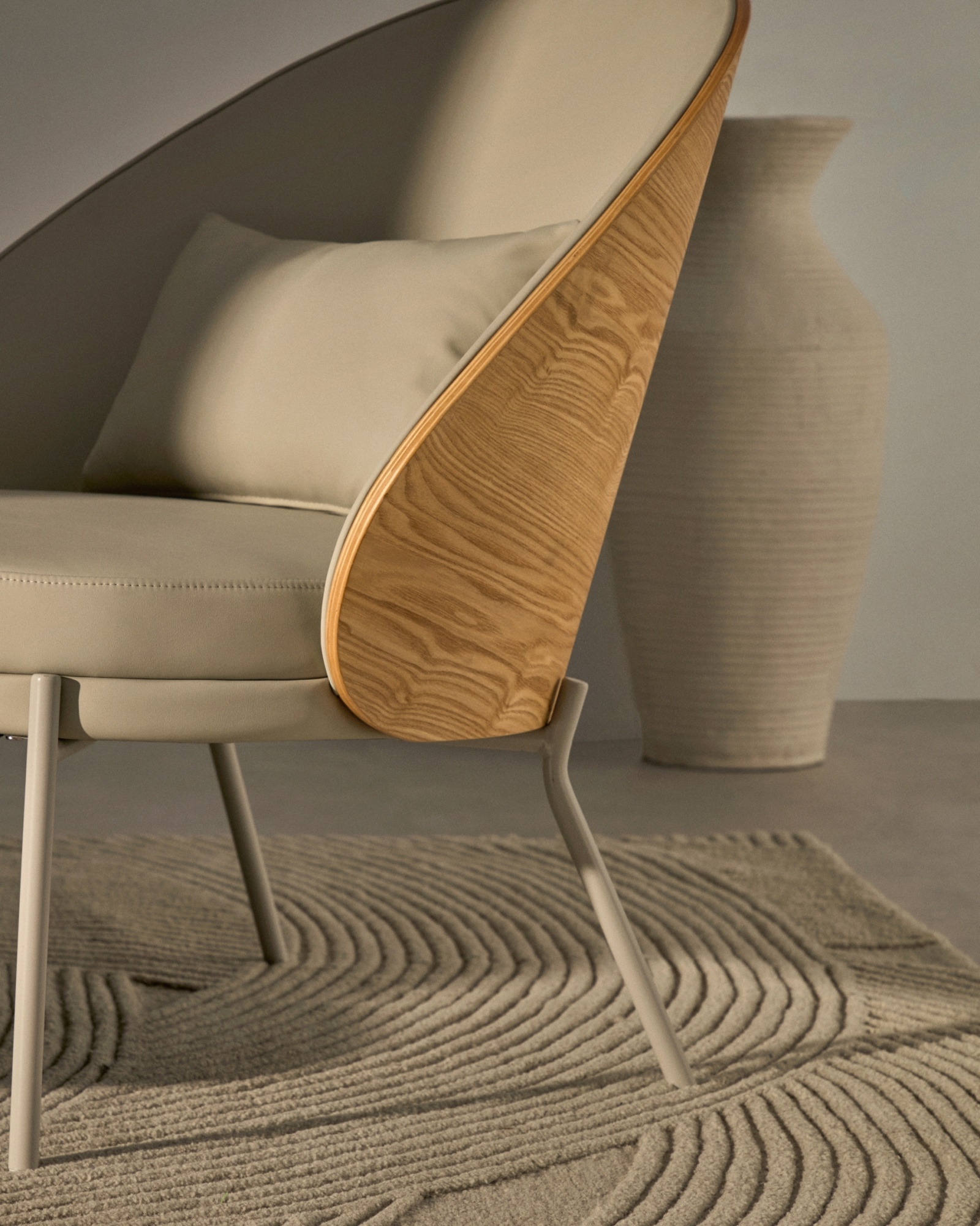 Кресло Eamy из бежевой экокожи, ясеневого шпона с натуральной отделкой и бежевого металла La Forma (ex Julia Grup)