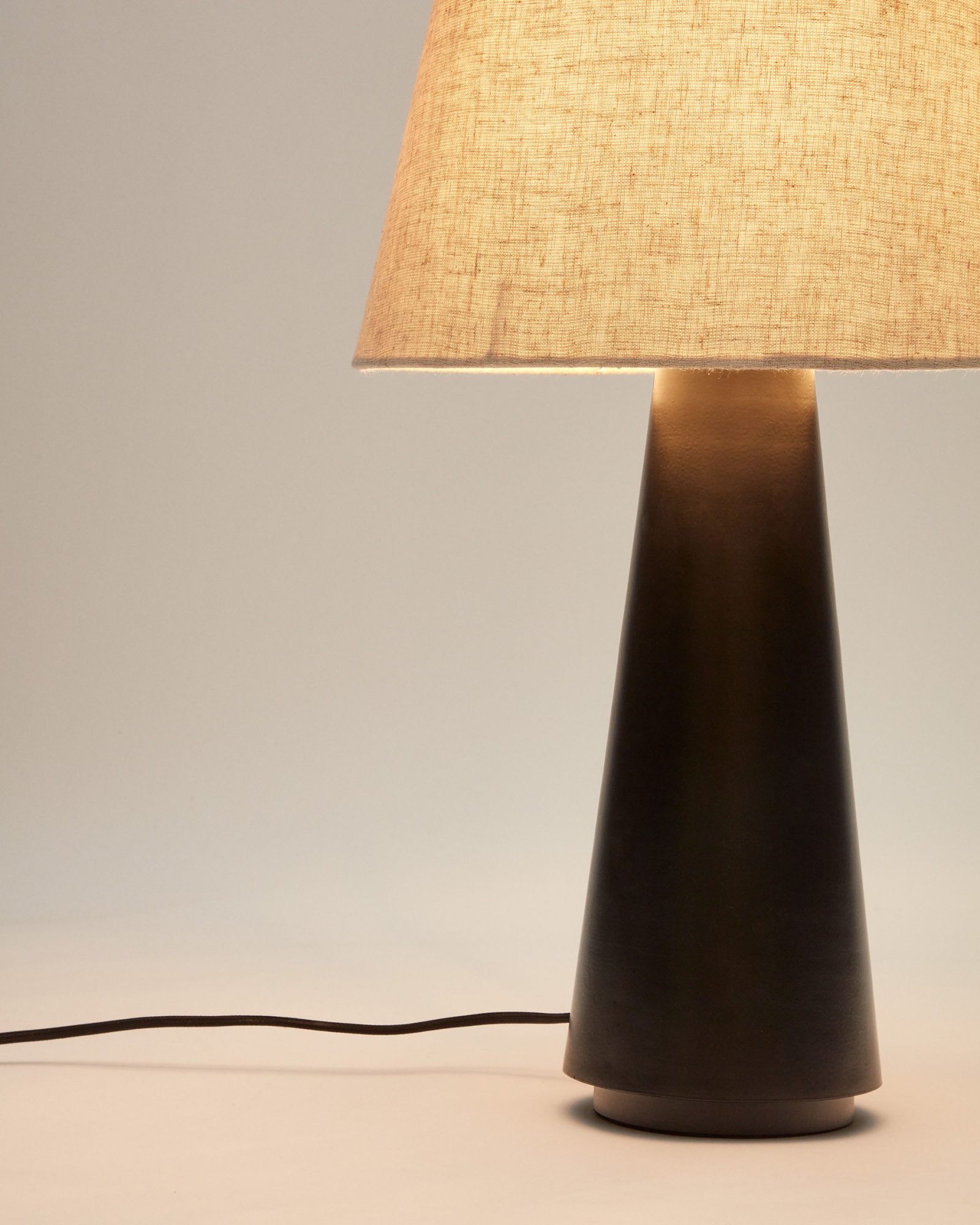 Torrent Металлическая настольная лампа с черной отделкой и льняным абажуром La Forma (ex Julia Grup)